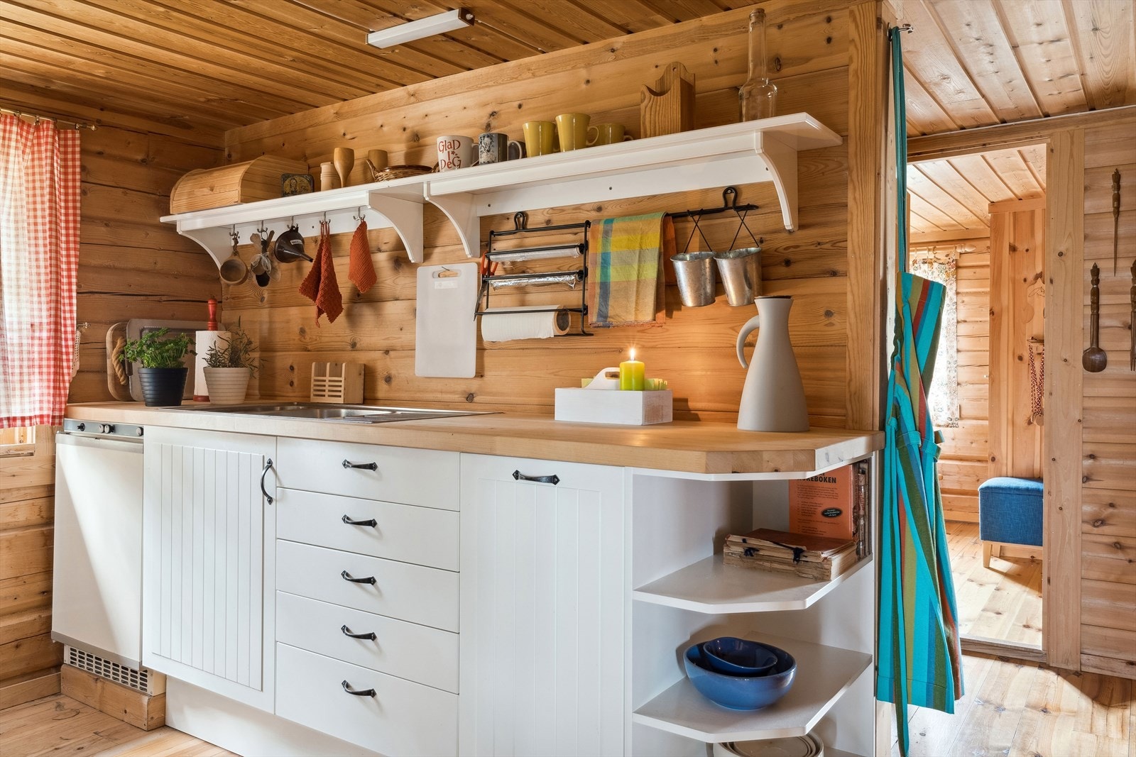 Benkeplaten er av heltre med nedfelt oppvaskkum av stål. Det er montert avløp for gråvann ut til terreng. Galleribilde