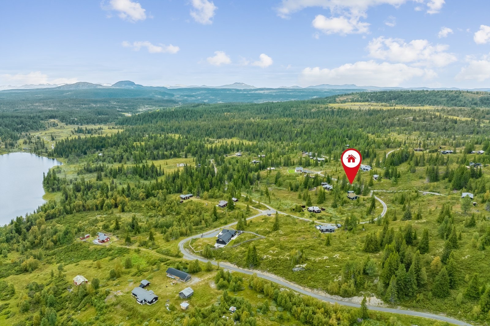 Eiendommen ligger meget idyllisk til på Smørli, i området ved Smørlitjern og Smørlifjell, ca. 942 moh. Galleribilde