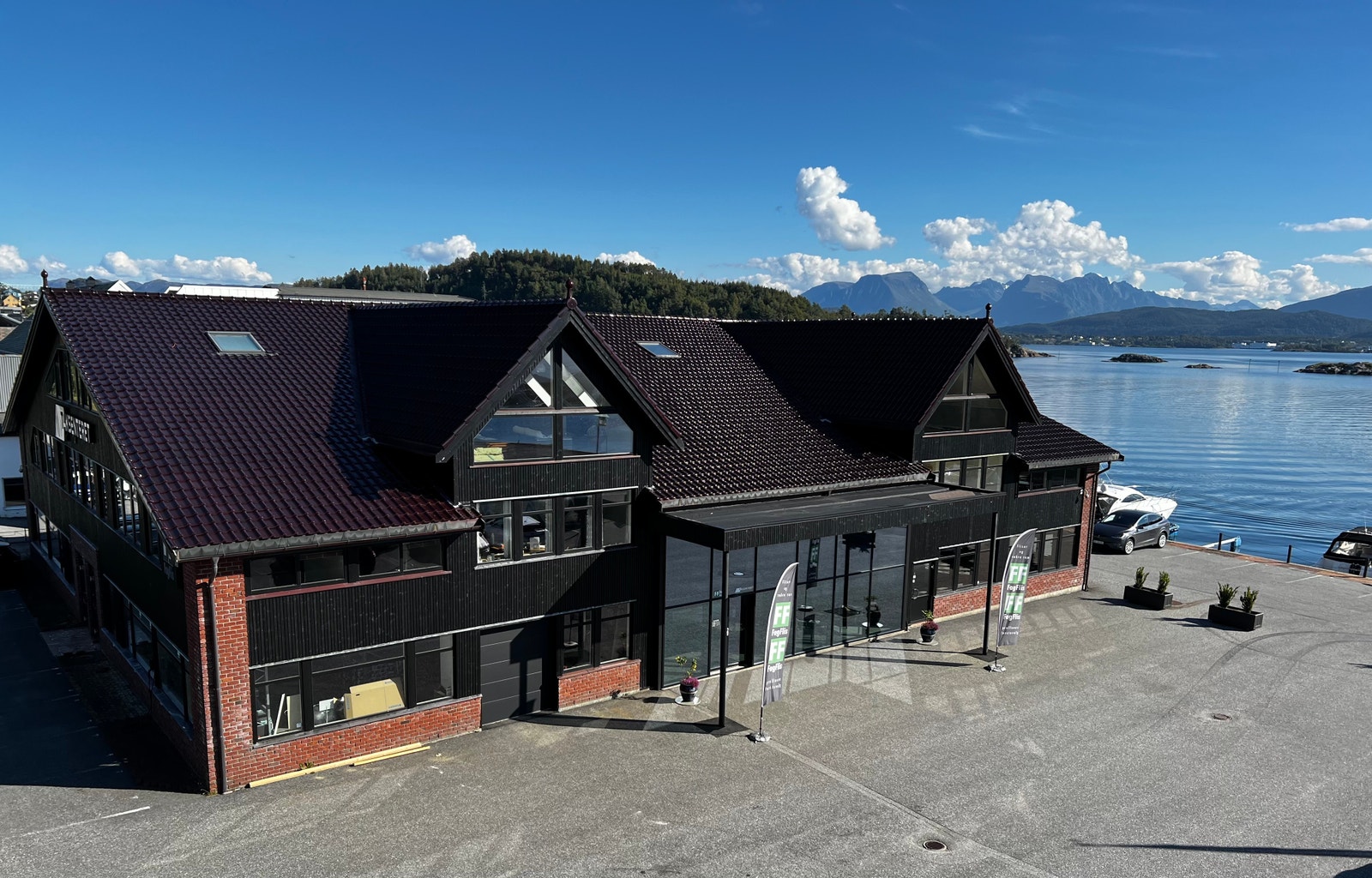 Sentralt beliggende ved innfarten til Ålesund Sentrum. Galleribilde