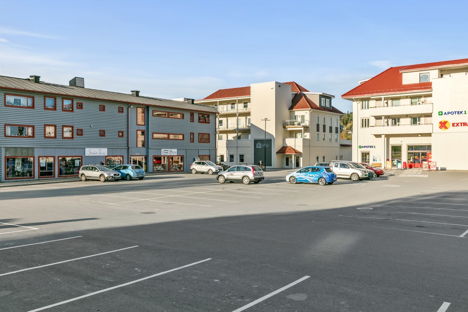 Fra leiligheten tar det ca. 8-9 minutter å gå / 2-3 minutter kjøring ned til Klæbu sentrum, hvor man finner det meste av service- og utsalgssteder for det daglige. Galleribilde
