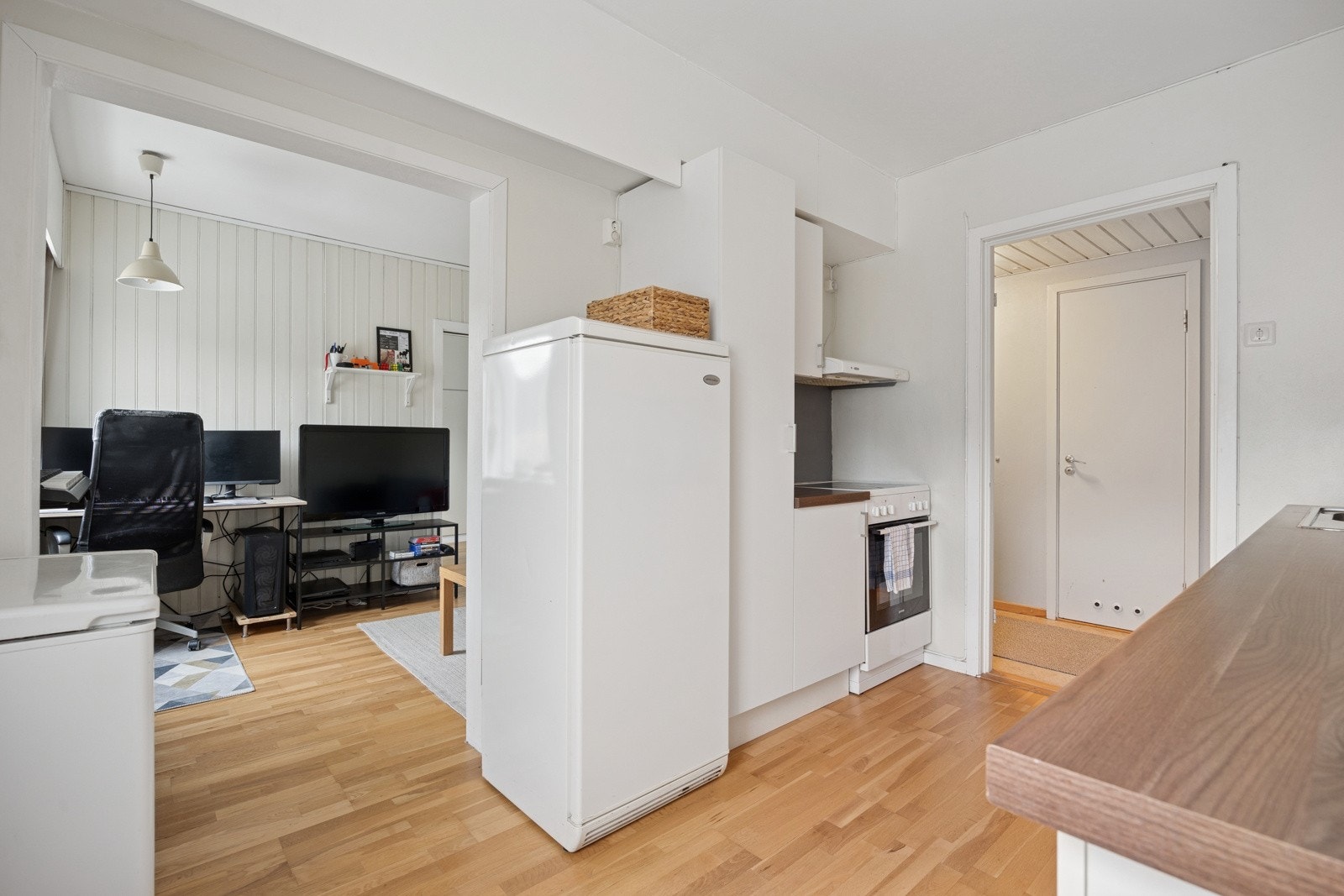 Utleieleiligheten i 1.etasje måler ca 37 kvm og inneholder stue, kjøkken, soverom, gang, bad og wc-rom. Galleribilde