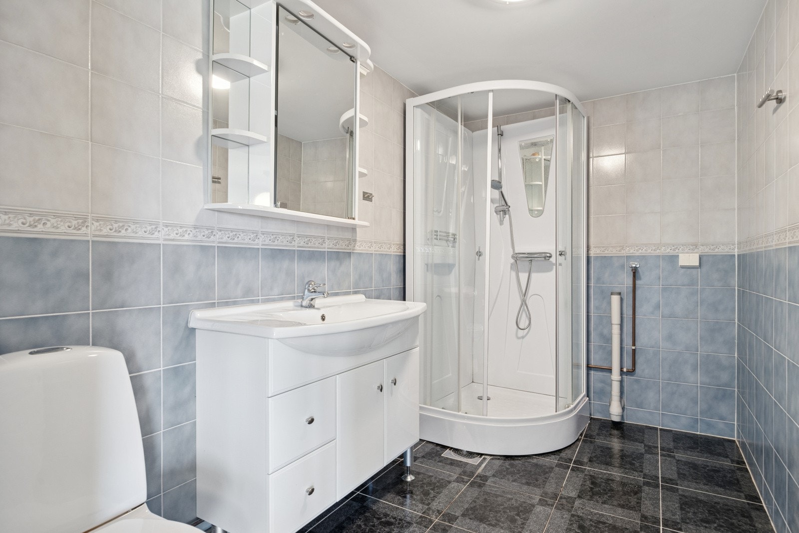 Badet ble oppusset/oppgradert i 2011, er flislagt og innredet med dusjkabinett, klosett og servantskap. Opplegg for vaskemaskin. Galleribilde