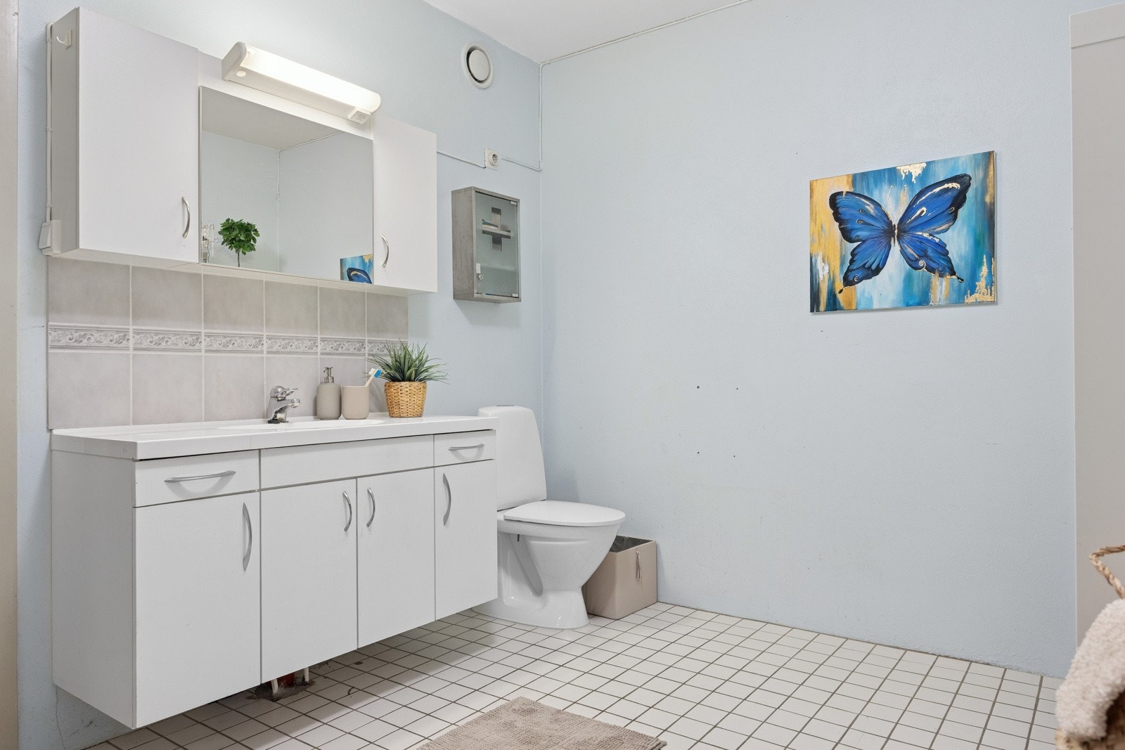 Romslig flislagt bad på 10 kvm. Badet er fra 1974 og oppgraderinger bør påberegnes. Galleribilde