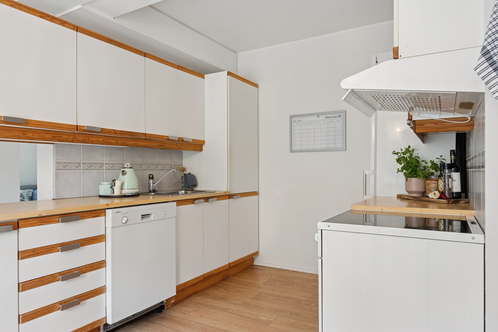 Kjøkkenet byr på rikelig med skap- og benkeplass. Galleribilde