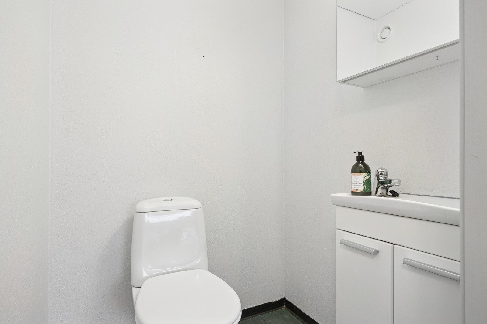 Det er separat toalettrom i utleieleiligheten. Galleribilde