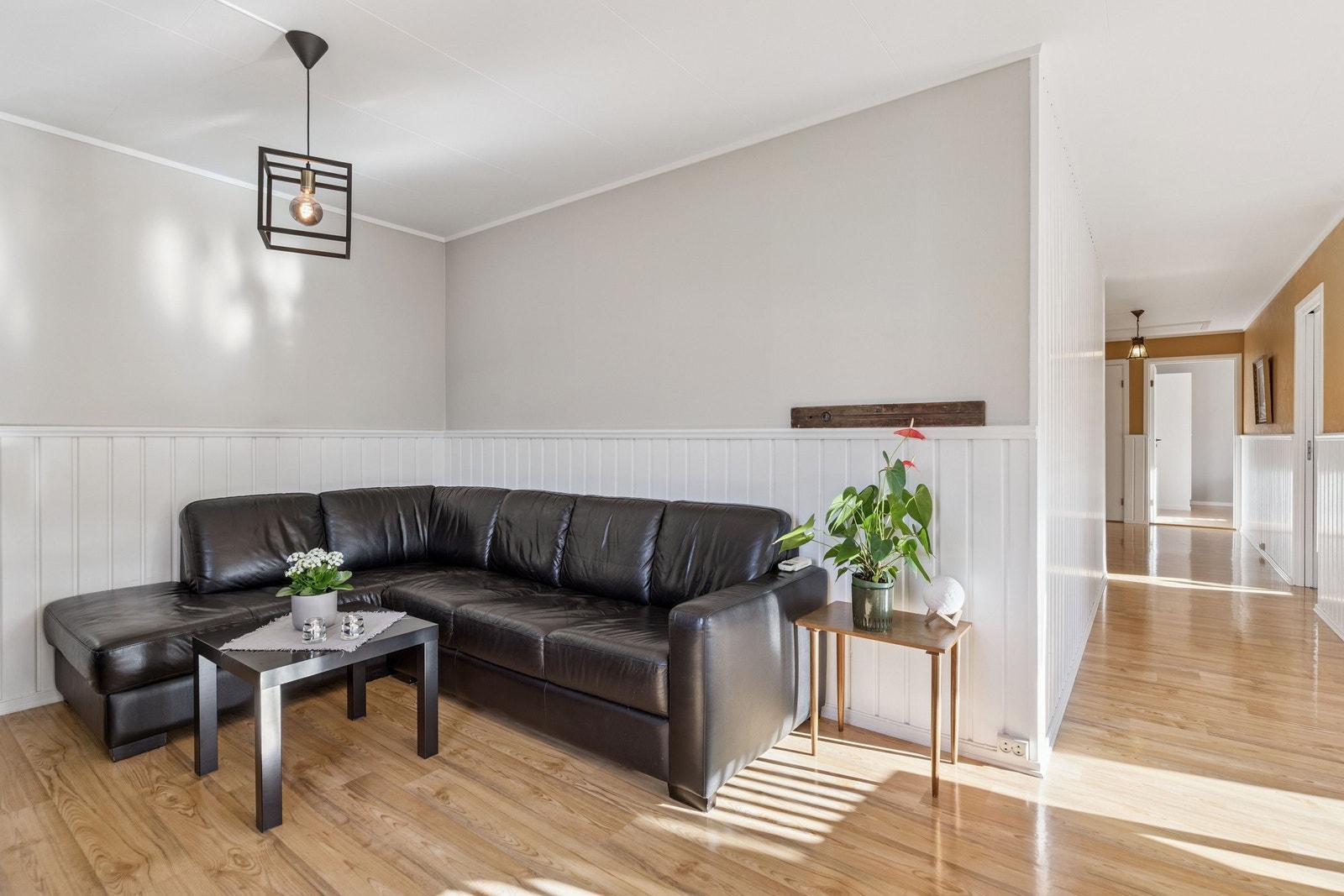 Sofakroken til tv kos!. Alle tak i hele 1 etasje er nymalte. I gangen er det ny loftluke med trapp! Galleribilde