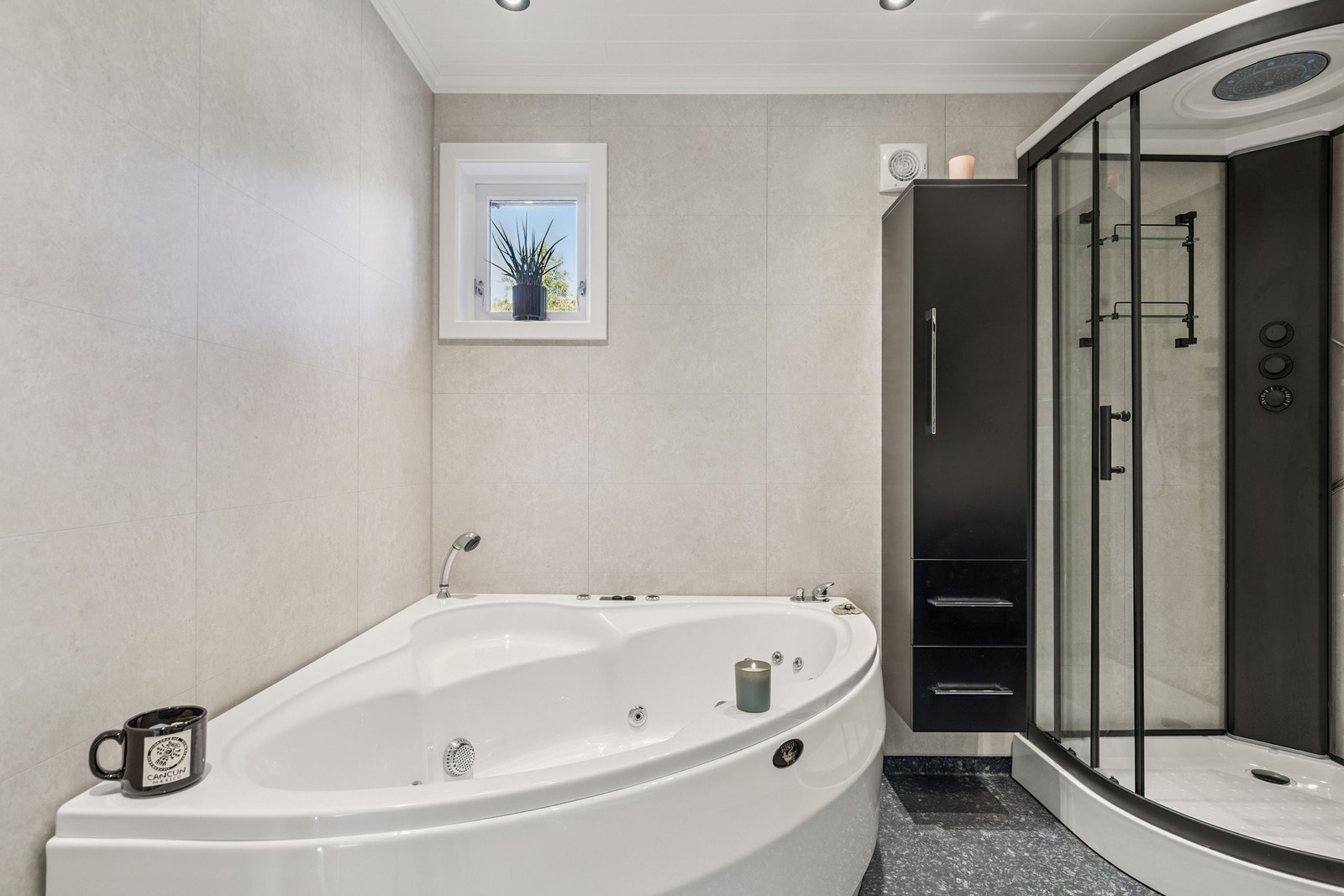 Nyoppusset Bad med nytt våtromsgulvbelegg fra Tarkett, nye baderomsplater fra norske Fibo Trespo, ny nedforet himling med våtromspanel,alt av listverk nytt sparklet og malt! Galleribilde