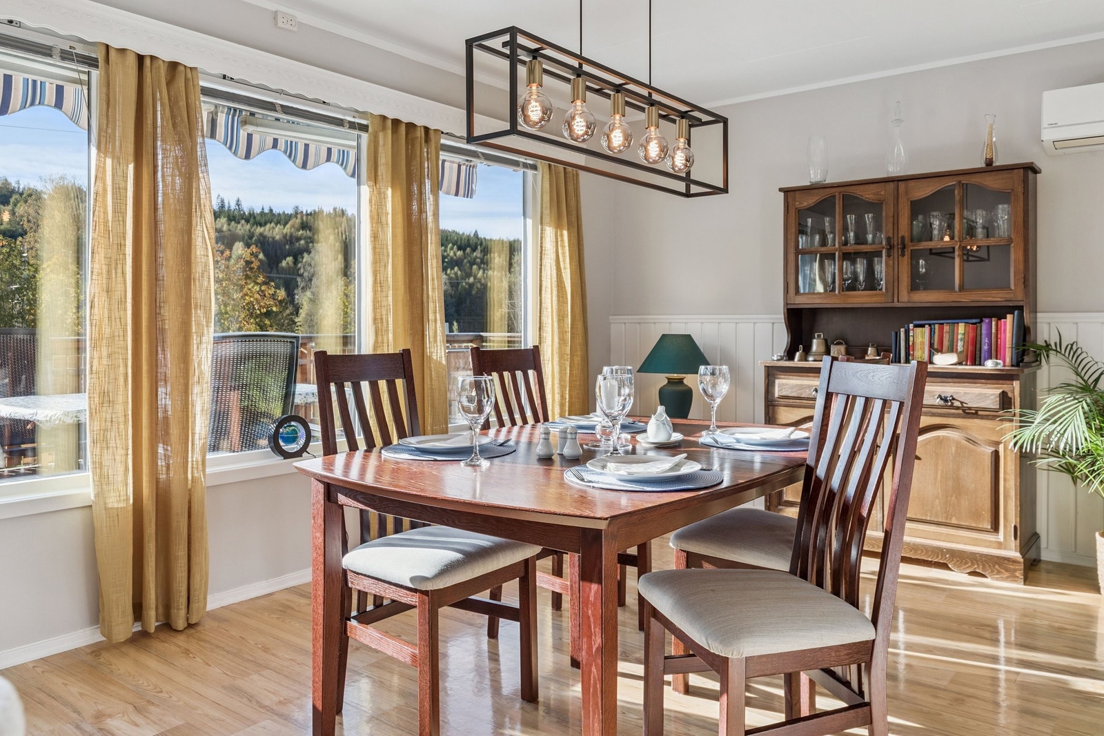 Spisestue med fint lys inn fra store vinduer! Nymalte flater! Galleribilde