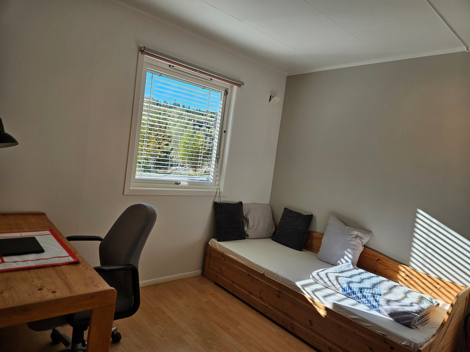 Soverom 2/kontor, god plass til å møblere etter eget ønske her! Galleribilde