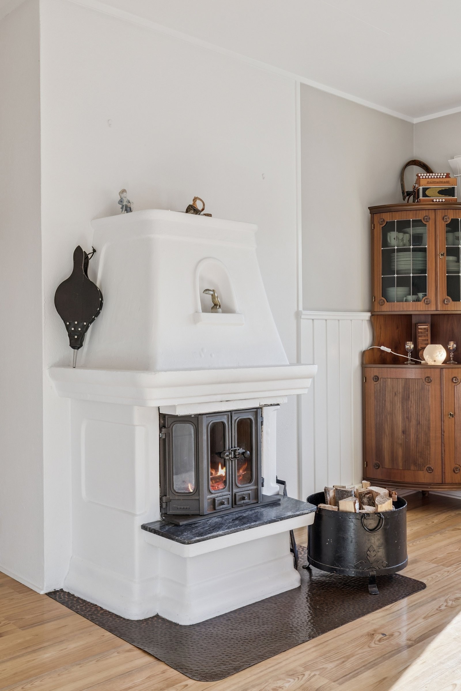 Koselig med fyr i peisen på vinteren! Galleribilde