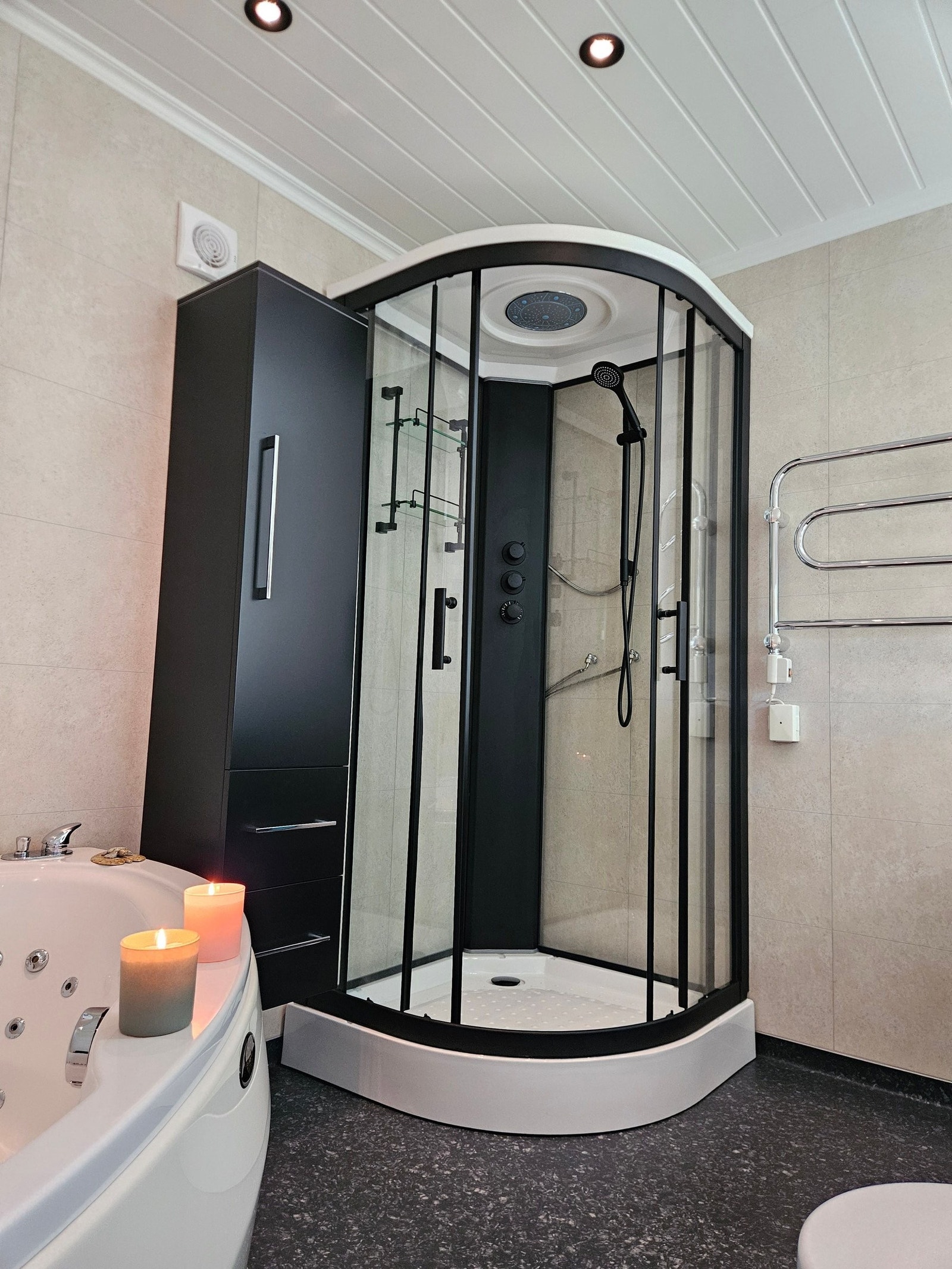 Nyoppusset Bad! Med nytt fint dusjkabinett og høyskap! Galleribilde