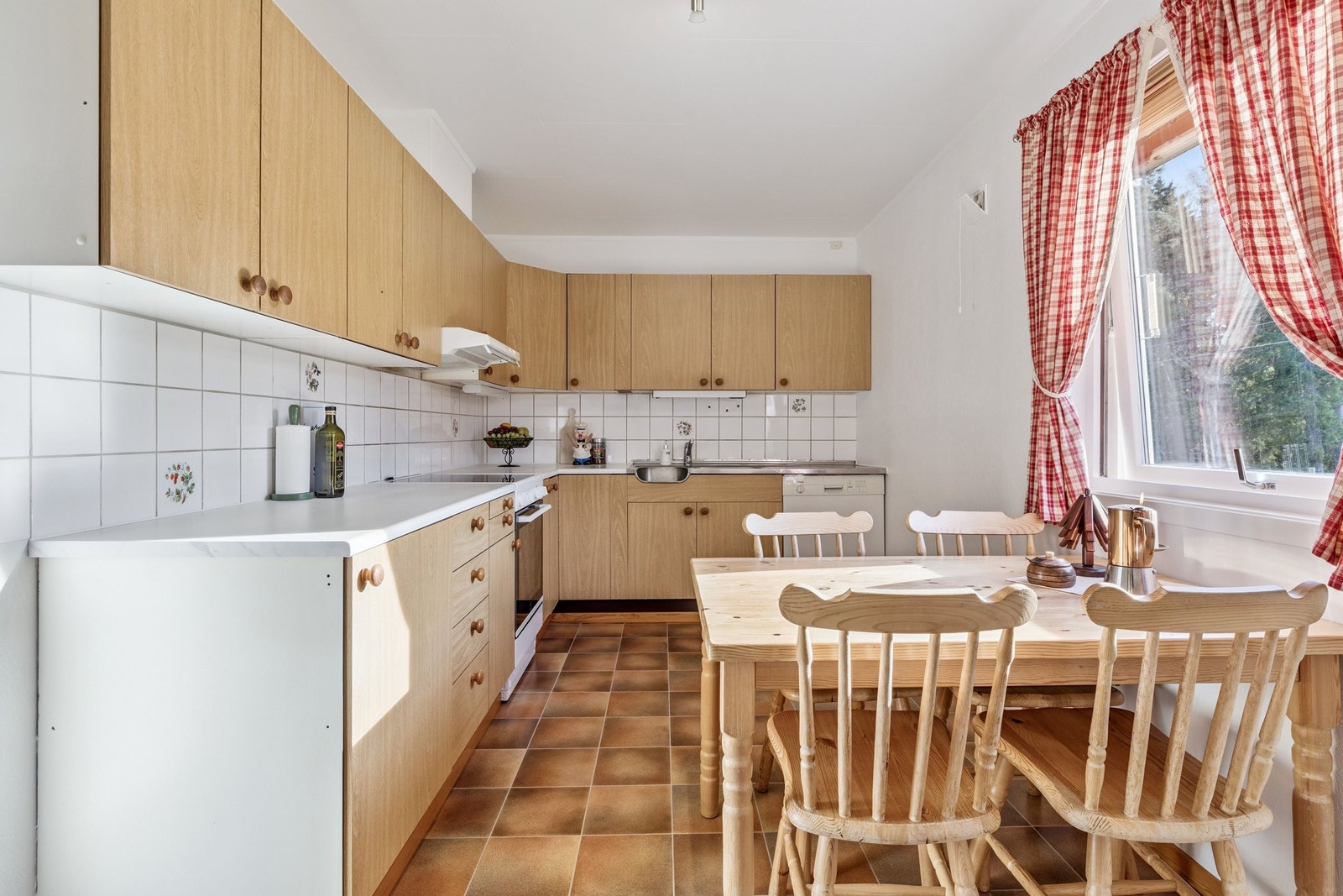 Romslig kjøkken med bra med dagslys inn fra vindu! Galleribilde