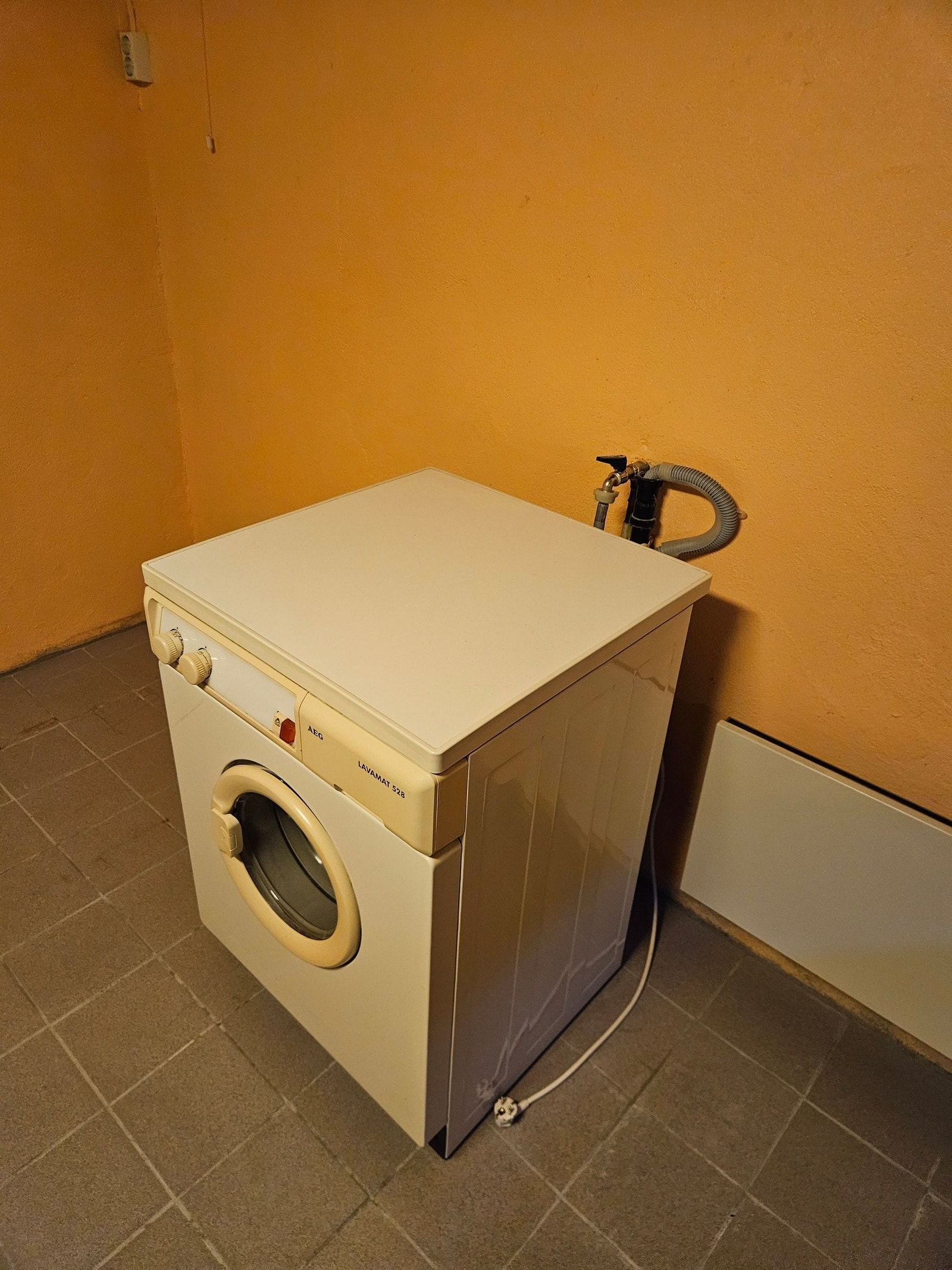 Vaskerom/Bad. Ny vannkran til vaskemaskin! Galleribilde