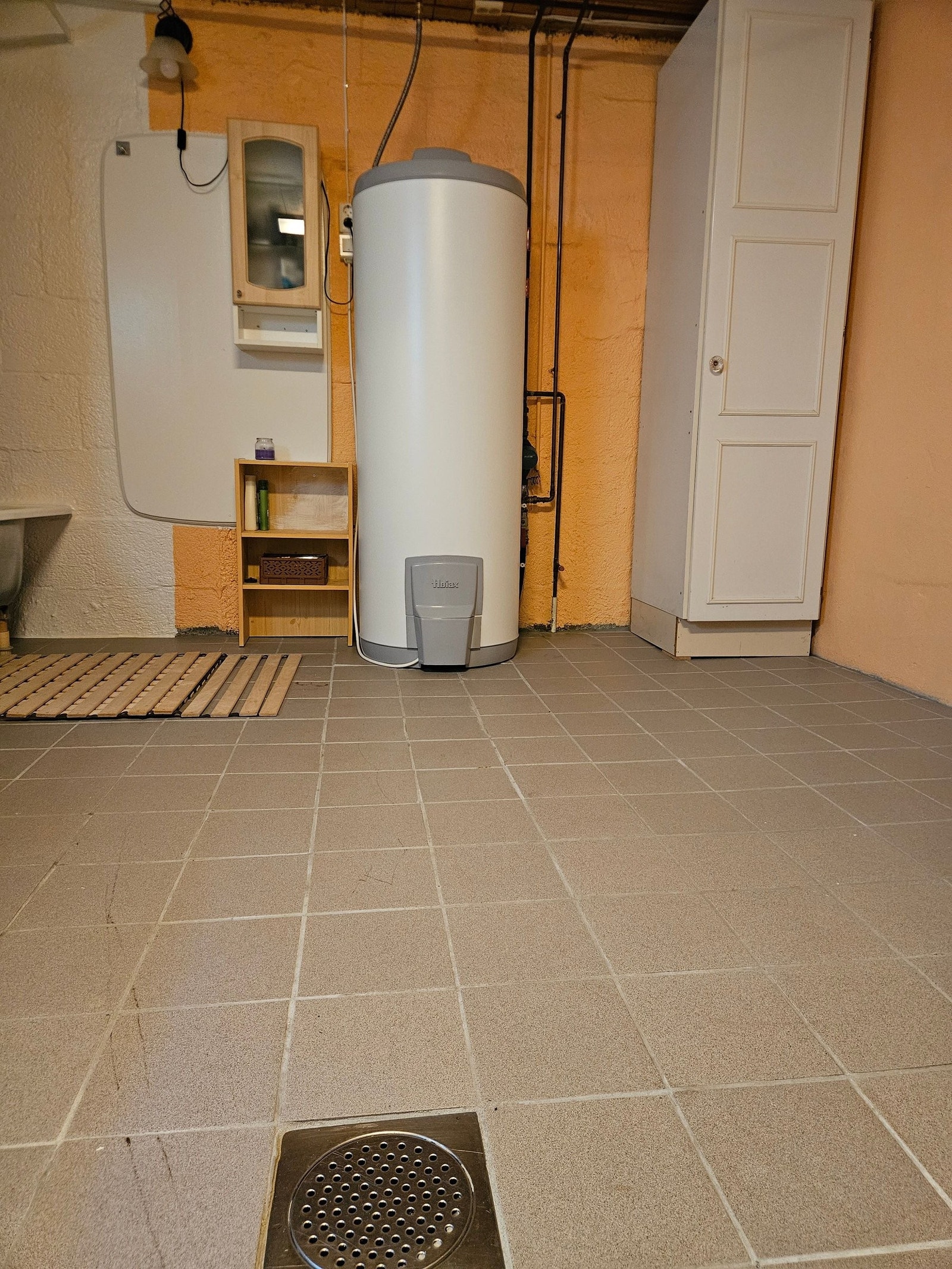 Vaskerom/Bad med ny varmtvannsbereder på 282 liter! Fliser med varme i gulv, sluk og opplegg for vaskemaskin! Galleribilde