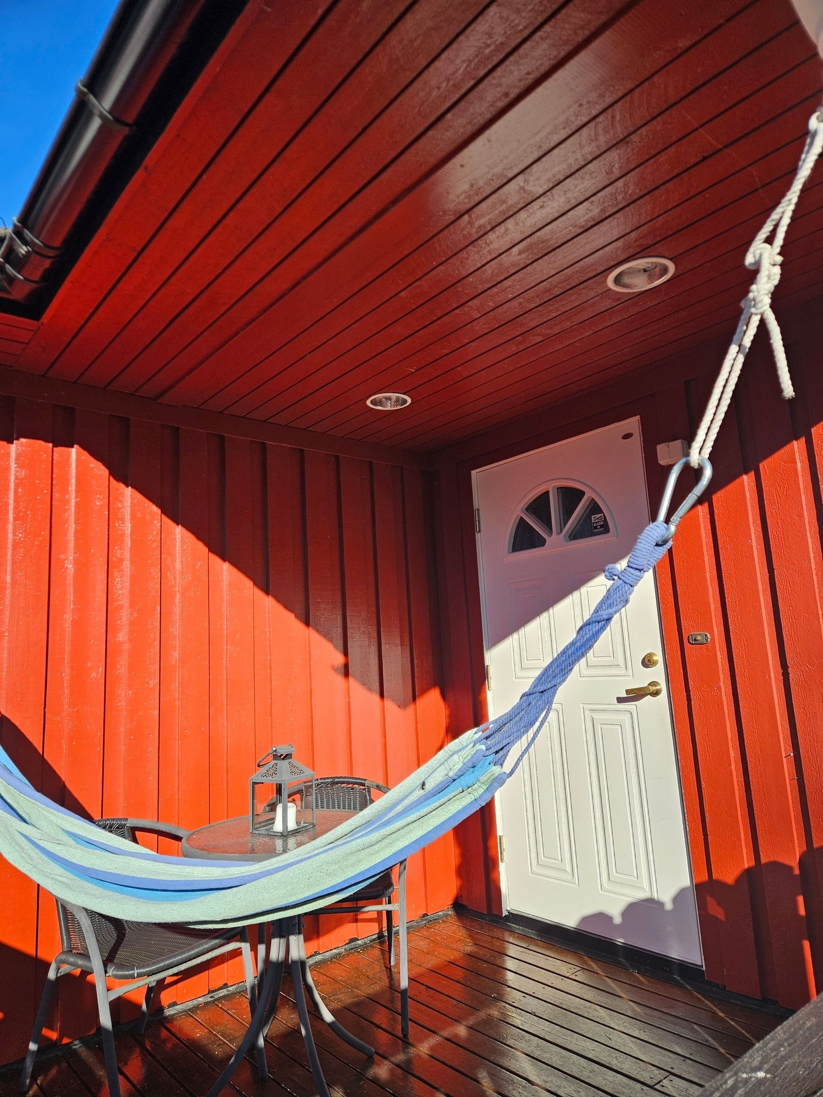 Hovedinngang med delvis takoverbygg. Fin plass til hengekøye her! Galleribilde