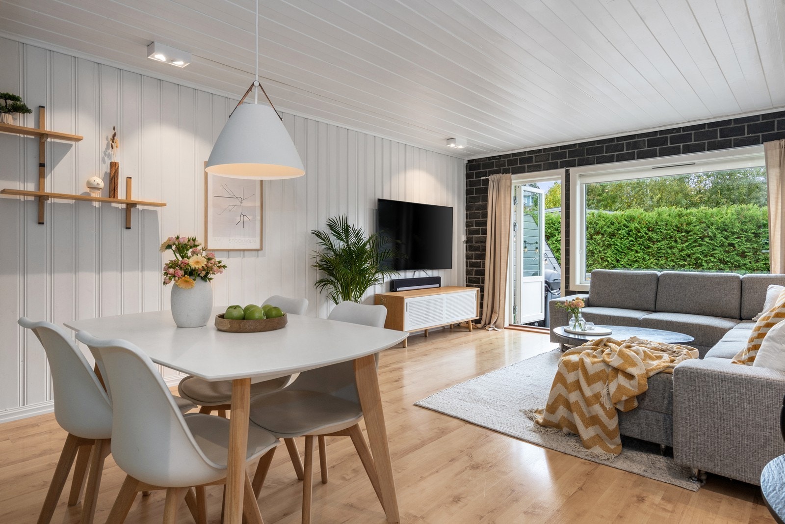 Lys og romslig stue med utgang til terrasse på 26 kvm. Galleribilde