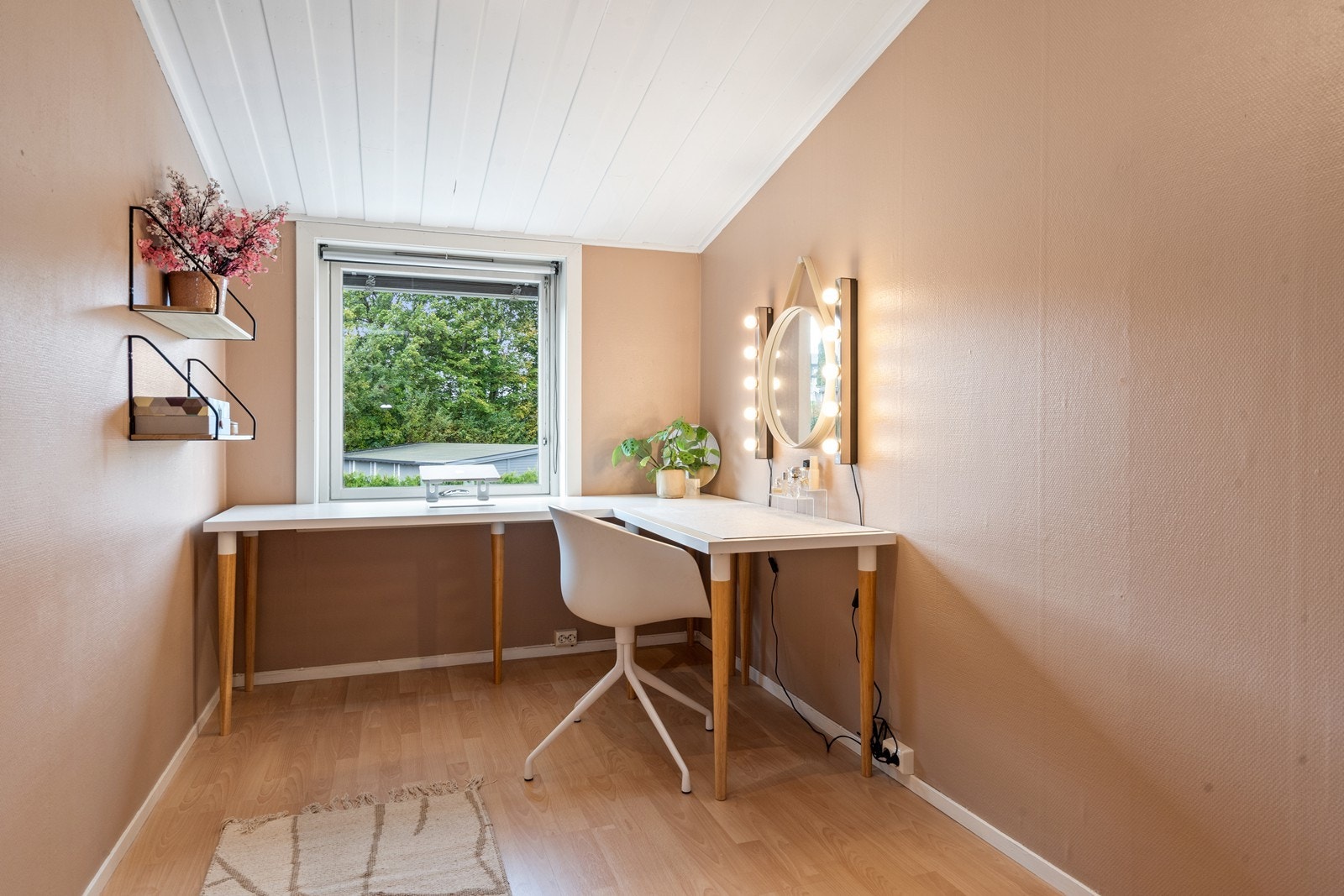 Lyst rom som passer godt som ekstra soverom eller kontor. Galleribilde