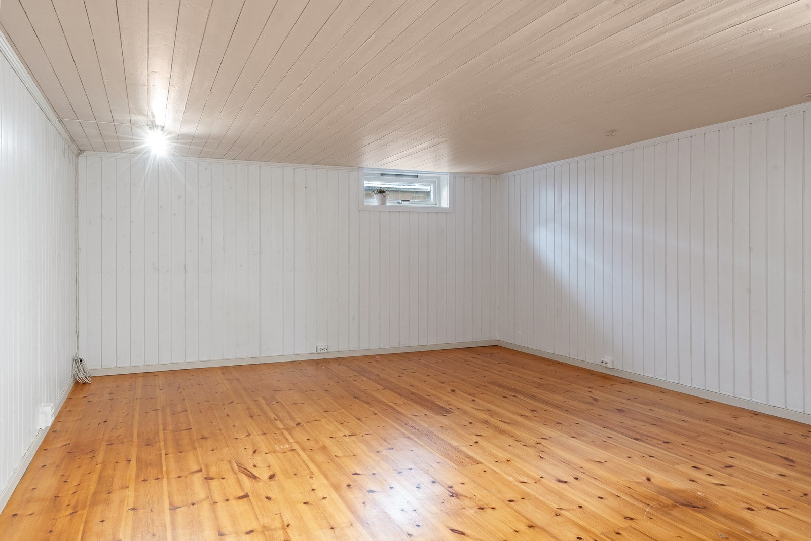 Lyst og romslig kjellerrom som kan benyttes til lagring eller hobby. Galleribilde