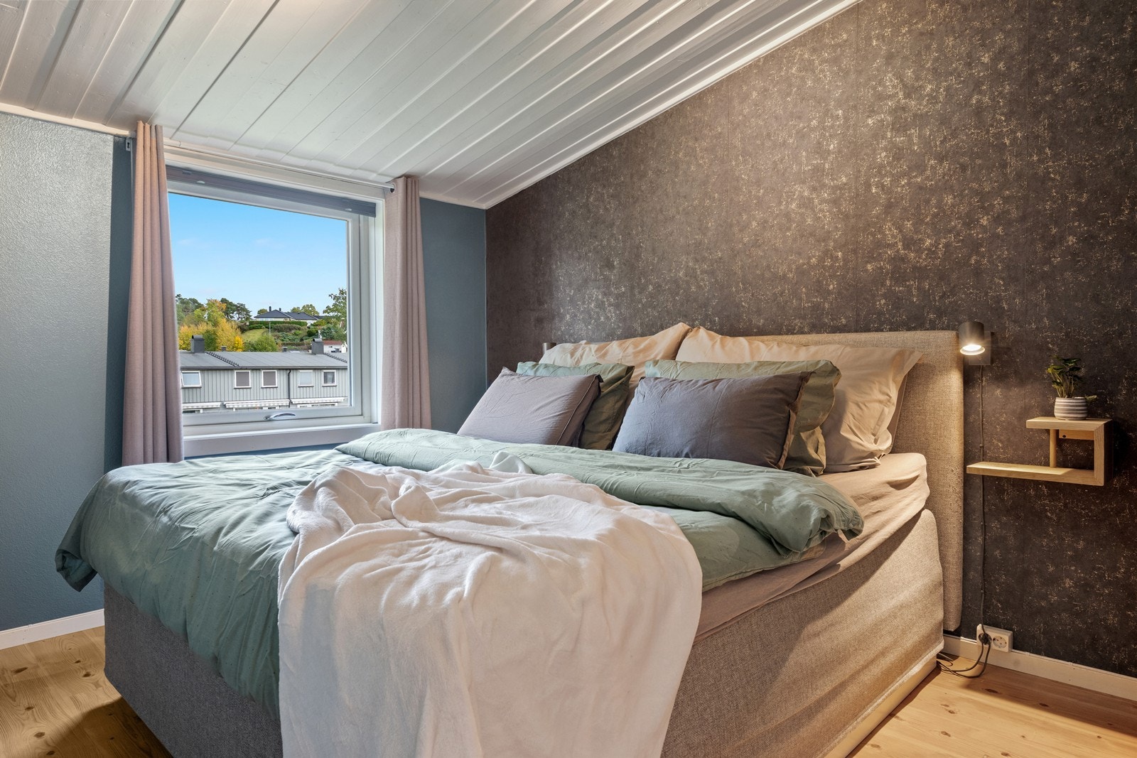 Romslig hovedsoverom med plass til dobbeltseng og nattbord. Galleribilde