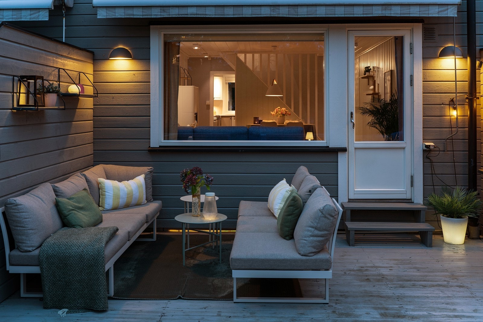 Koselig uteplass med plass til utemøbler. Galleribilde