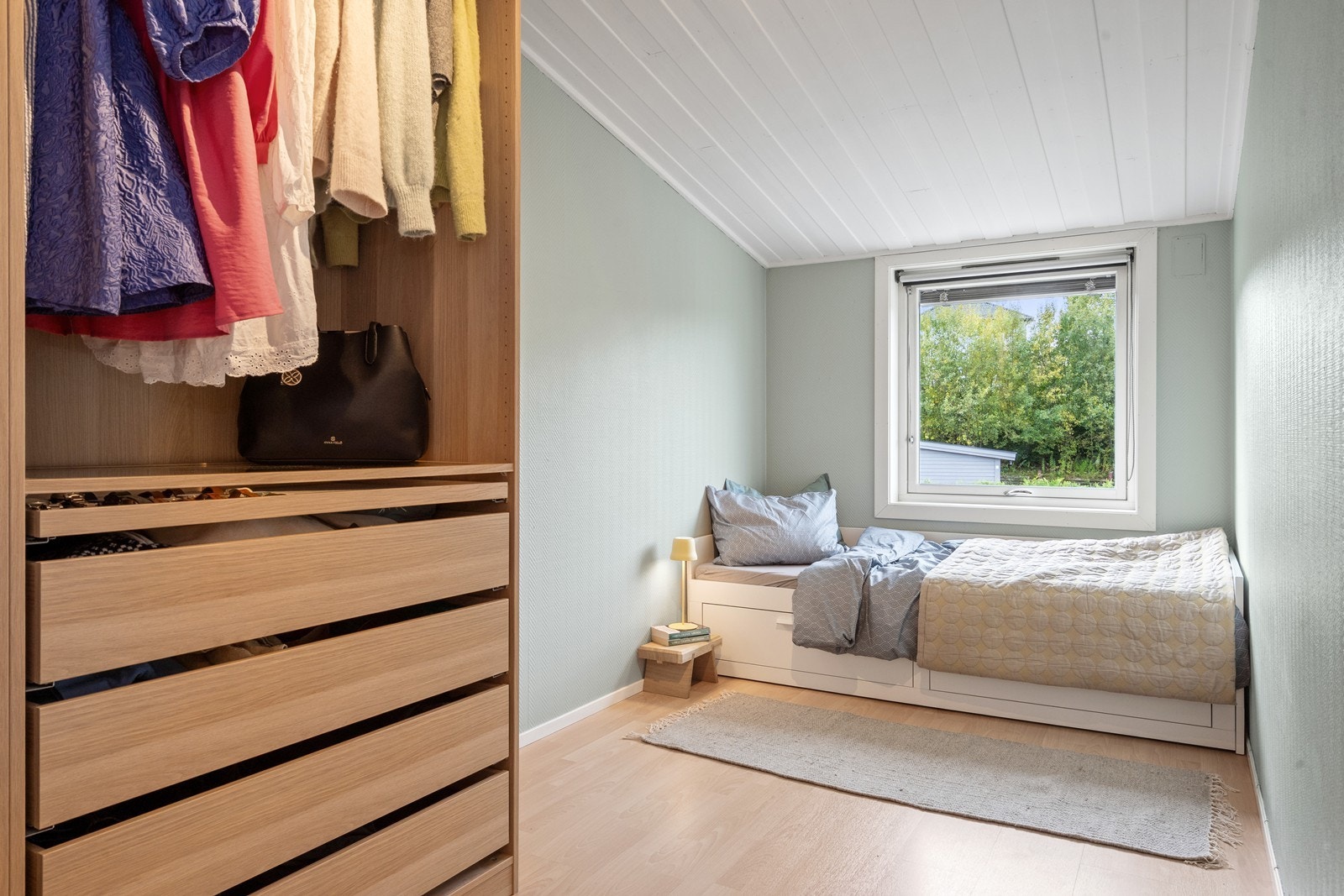 Lyst soverom med plass til enkeltseng og oppbevaring. Galleribilde