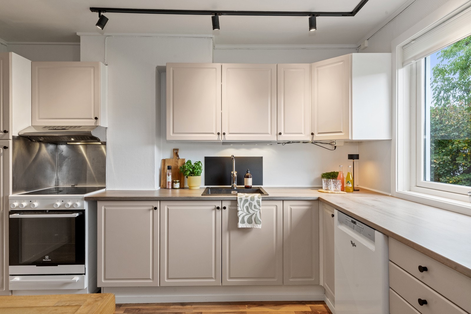 Rikelig med benkeplass og god arbeidsflate langs to sider. Galleribilde