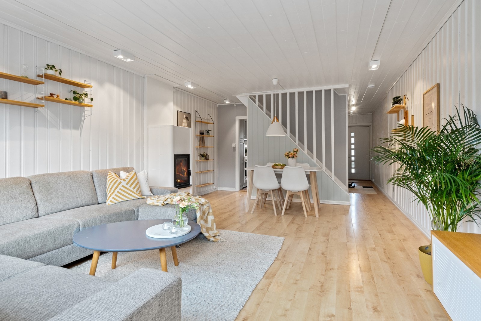 Innholdsrik planløsning med entré/gang, kjøkken og stue i 1. etasje. Galleribilde