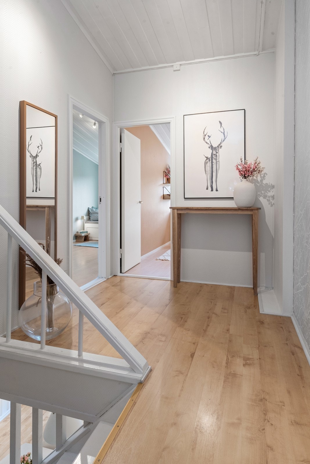 I 2. etasje finner man bad, tre soverom og et omkledningsrom. Galleribilde