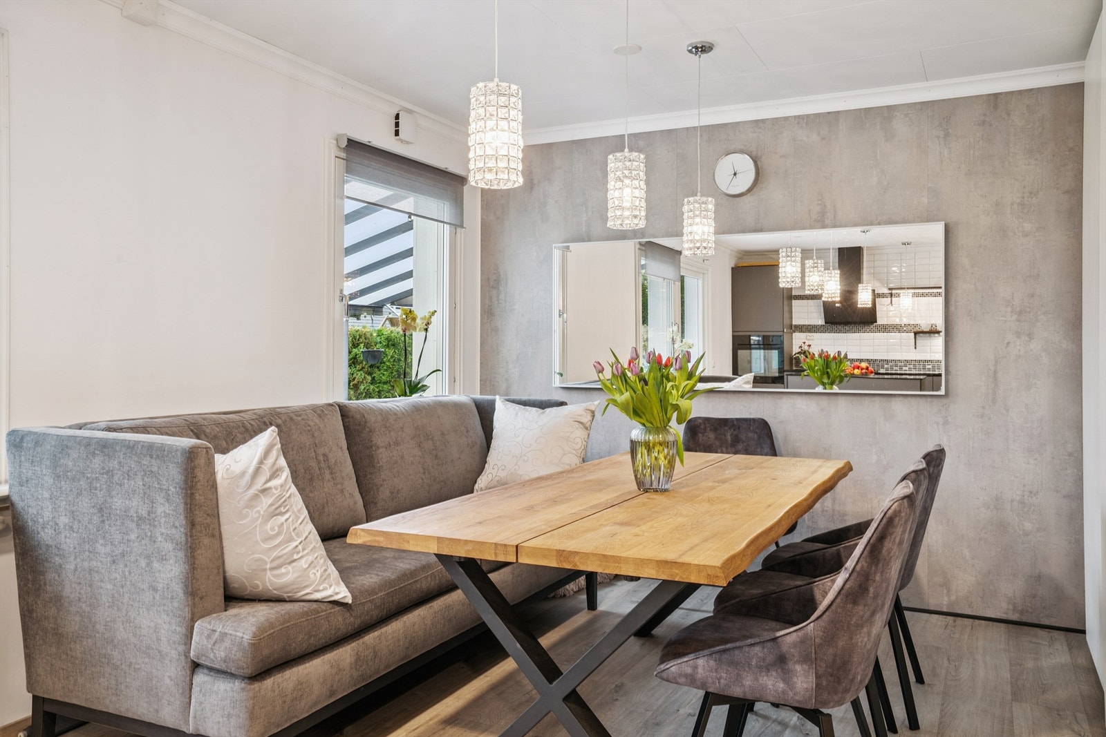 Spiseplassen samler familie og venner til hyggelige måltider. Dette var fra opprinnelig tegning av huset ett soverom. Så skulle du ønske etter hvert 3 soverom kan kjøkkenet gjøres mindre. Galleribilde