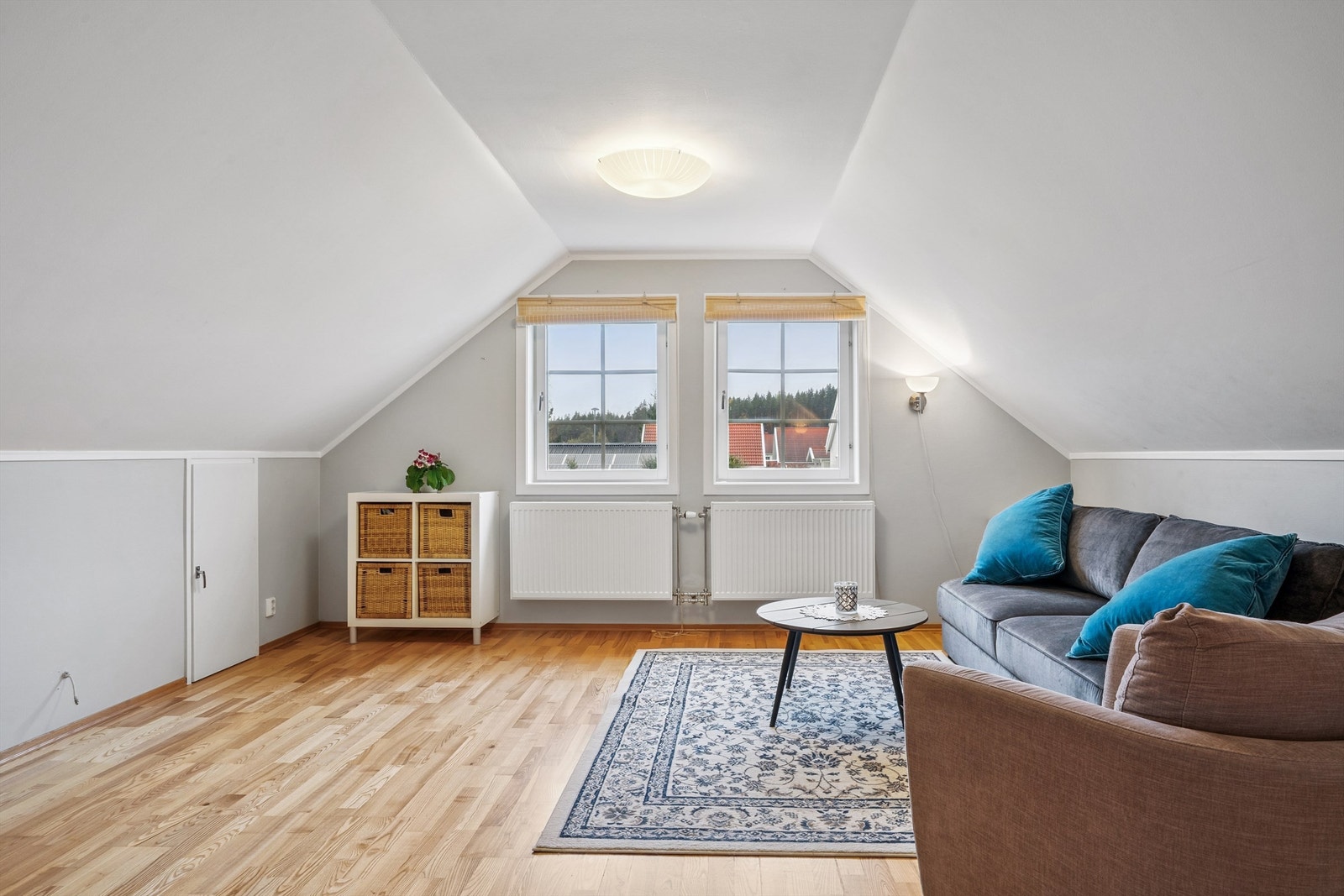 Loftstuen har parkett på gulvet og gir fleksible møbleringsmuligheter. Galleribilde