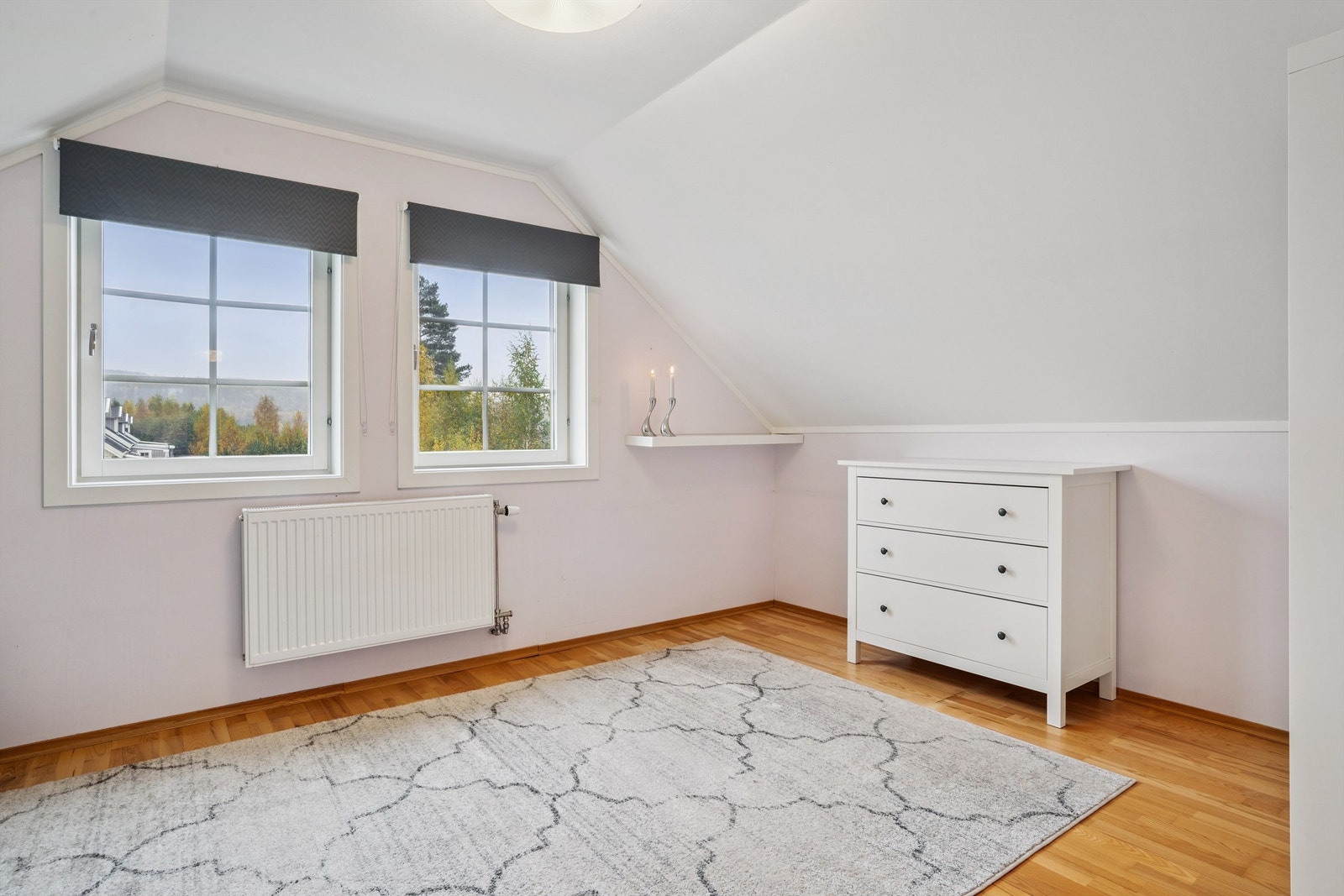 Rommet har plass til seng og oppbevaringsmøbler. Galleribilde