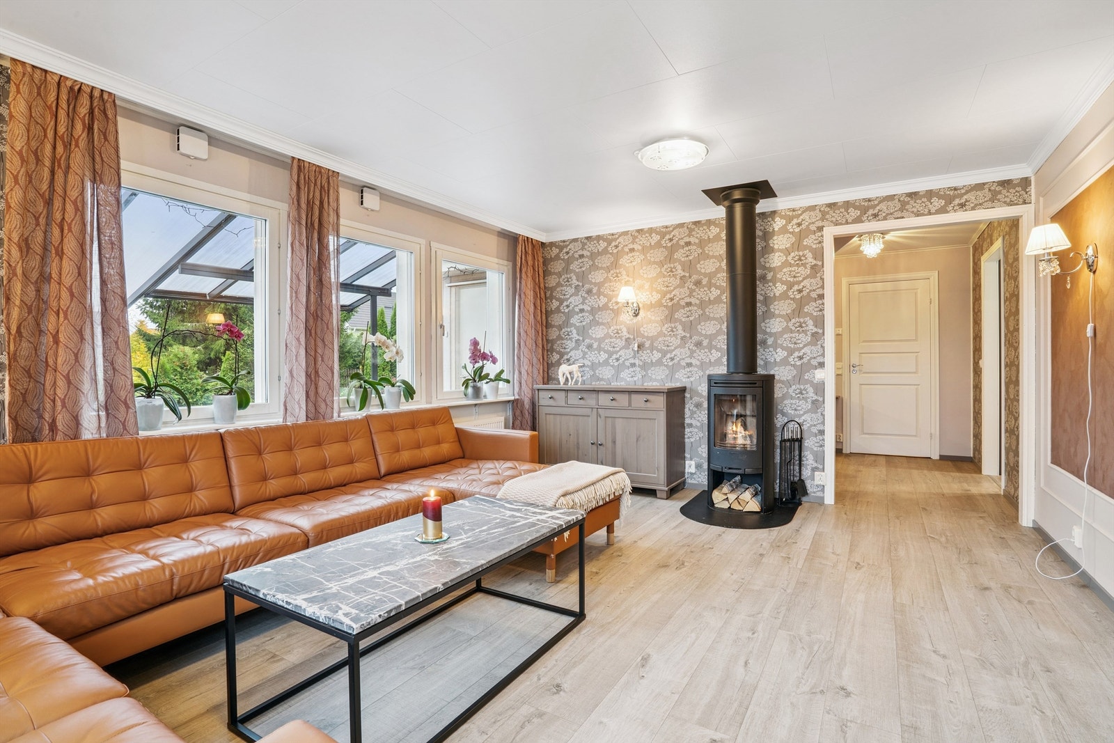 Stuen er et romslig samlingspunkt med god plass til en stor sofagruppe. Galleribilde