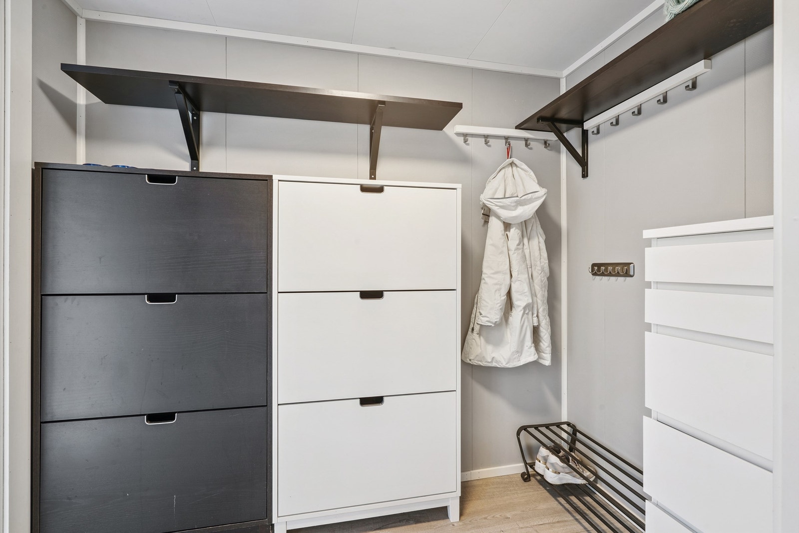 Garderoben har smarte løsninger for oppbevaring av sko og klær. Galleribilde