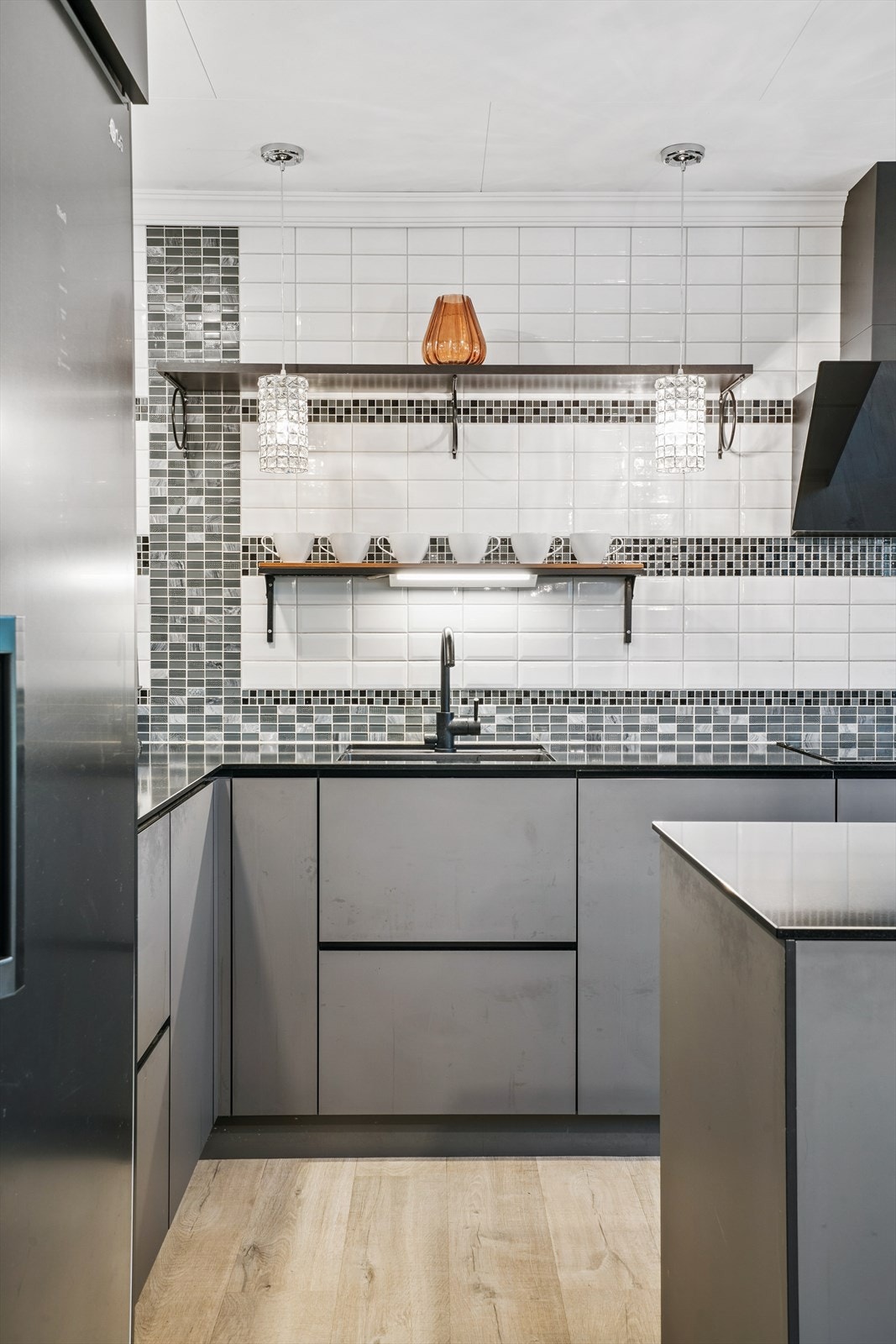 Kjøkkenet er utstyrt med integrert komfyr, induksjonstopp og oppvaskmaskin. Galleribilde