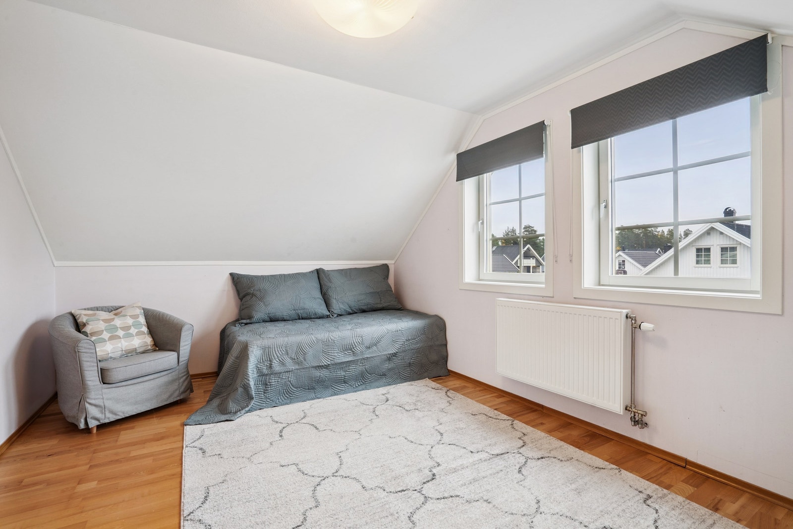 Soverommet i andre etasje er et koselig rom som egner seg godt som barnerom eller kontor. Galleribilde