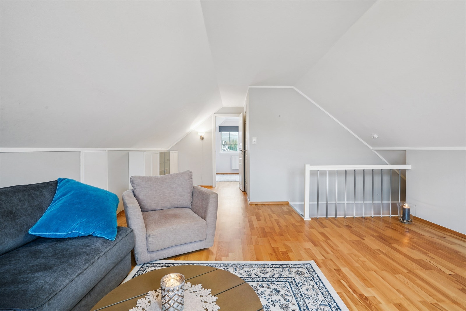 2. etasje er innredet etter byggeår, og det foregår en bruksendring for å få 2. etasje godkjent til varig opphold. Galleribilde