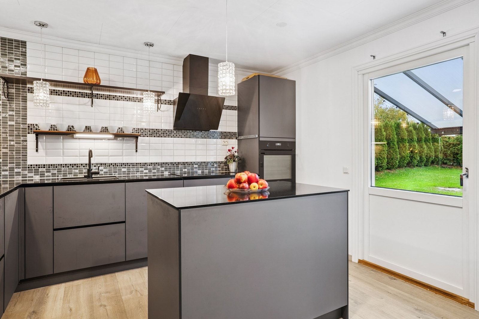 Kjøkkenet ble modernisert i 2019 og har en sosial, åpen løsning mot spiseplassen. Galleribilde