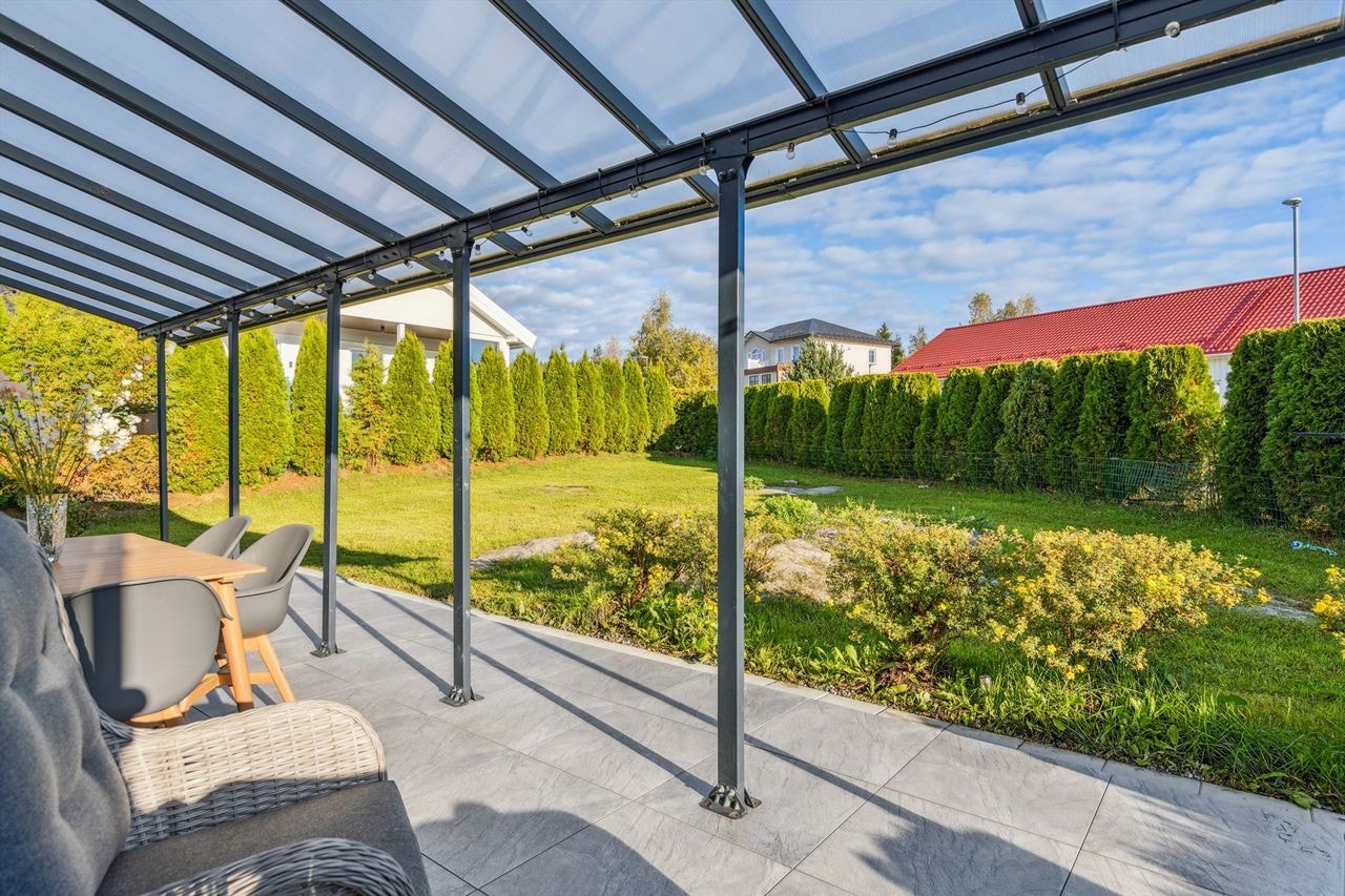 Uteplassen er pent opparbeidet og gir en fin forlengelse av boligens sosiale soner. Galleribilde