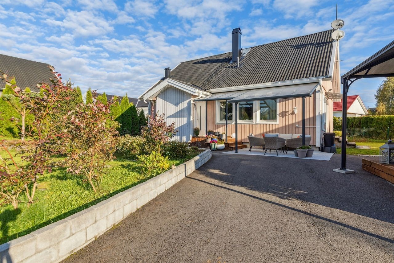 EiendomsMegler 1 v/Line Evensen ønsker deg velkommen til Sliperisvingen 17! Foto: Bjørn Sørheim Galleribilde