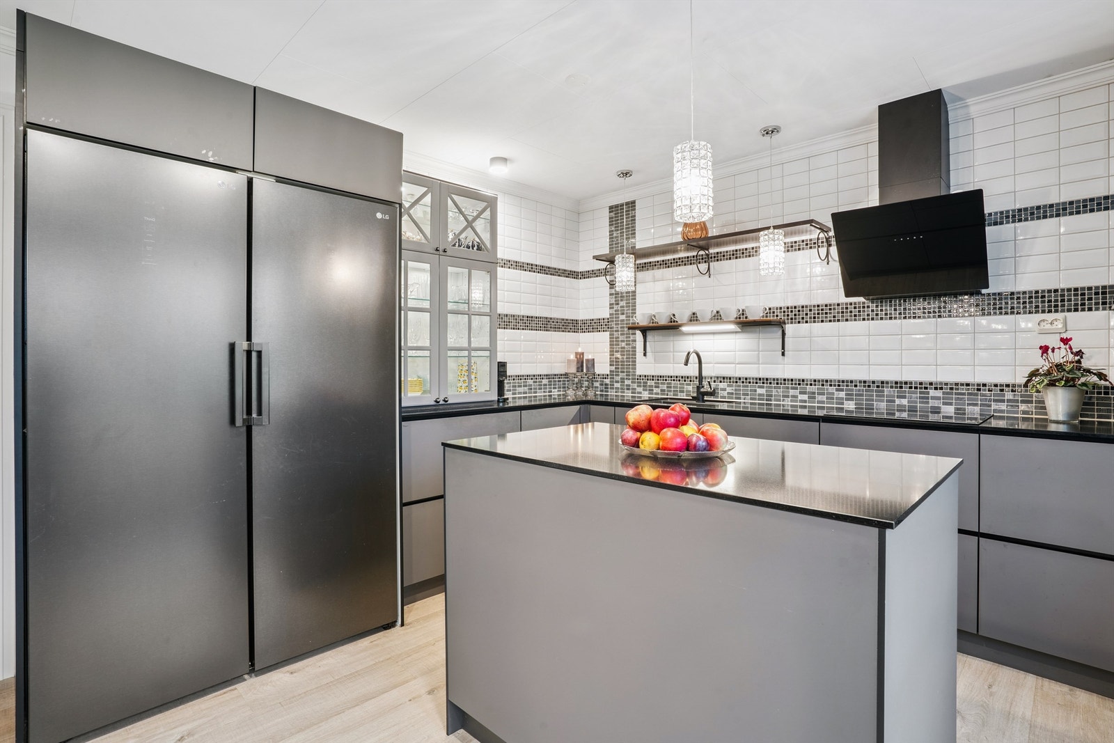 En praktisk kjøkkenøy gir ekstra arbeidsflate og oppbevaring. Galleribilde