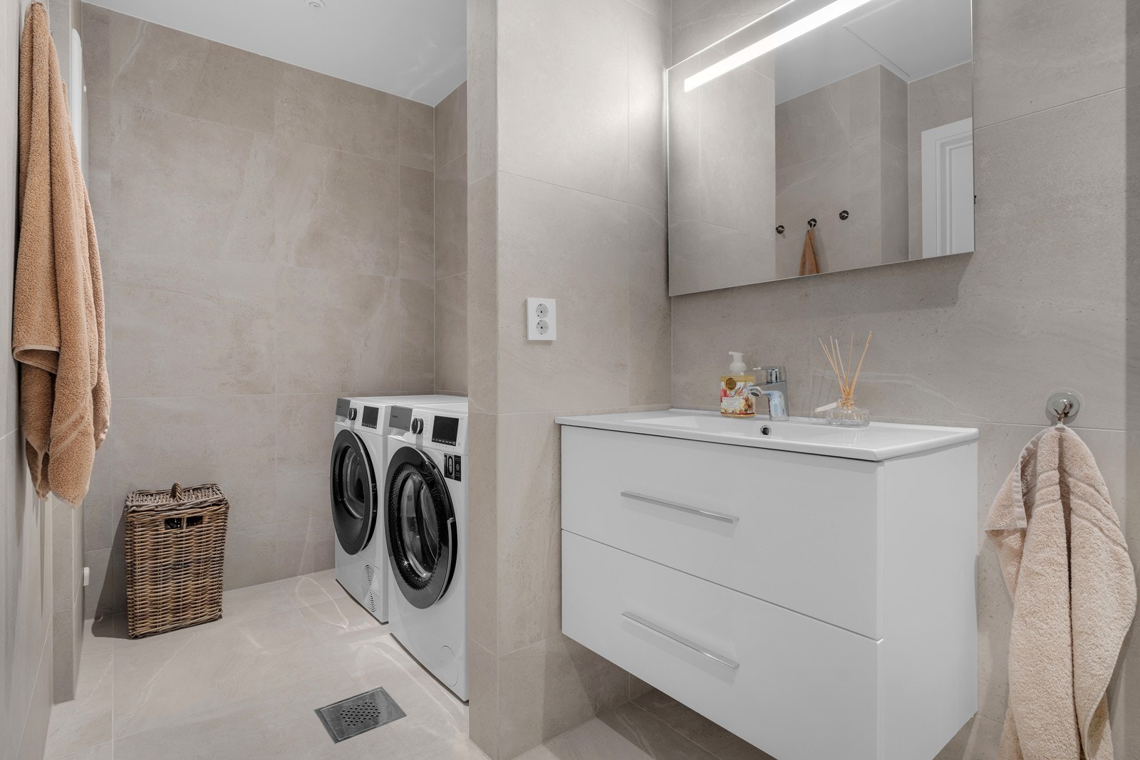 Delikat bad med fliser på overflater og behagelig gulvvarme Galleribilde