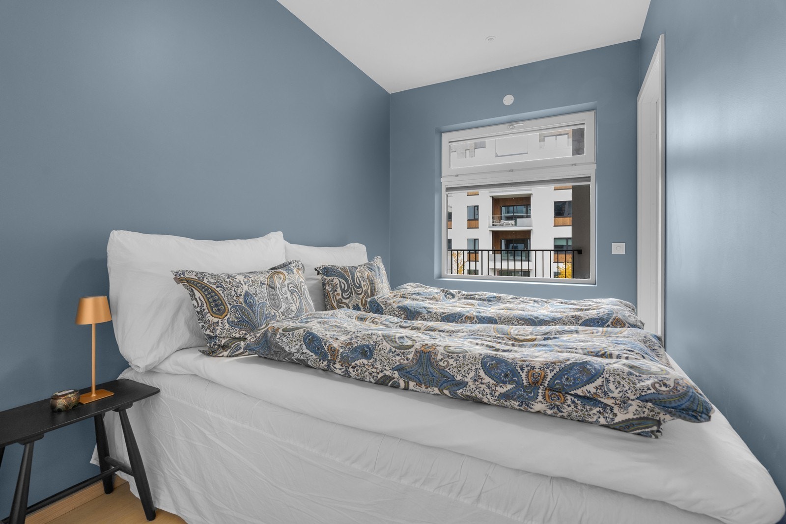 Boligens hovedsoverom er av god størrelse og vender mot bakgård Galleribilde