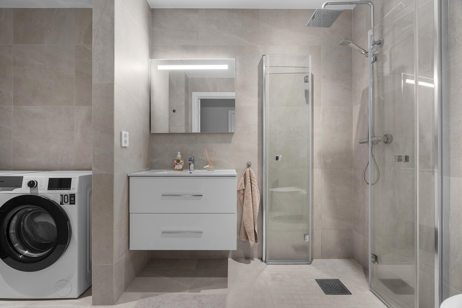 Baderom har egen nisje for vaskemaskin og tørketrommel Galleribilde