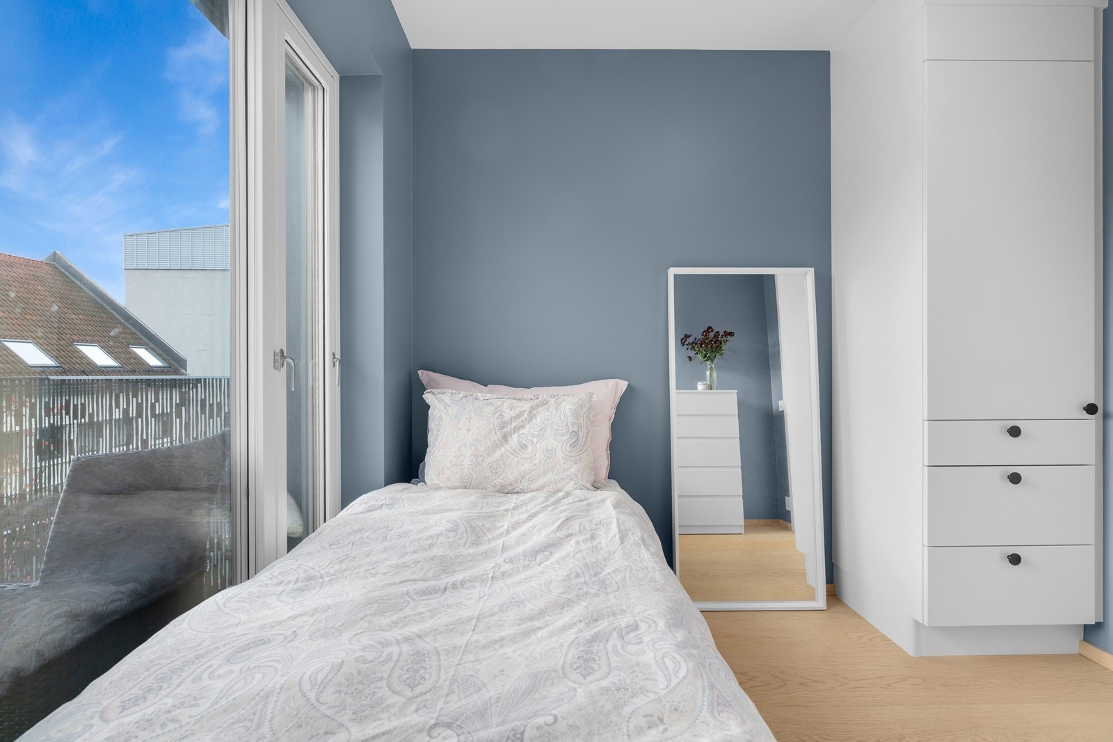 Soverommet har også godt med oppbevaringsplass i skap Galleribilde