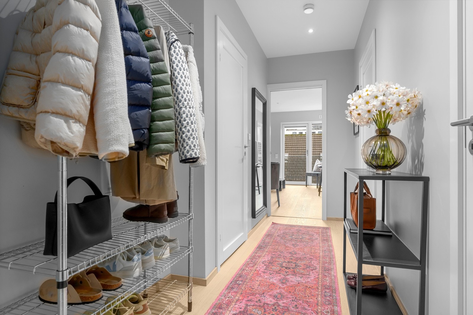 Entré med god plass til oppheng av yttertøy og sko Galleribilde