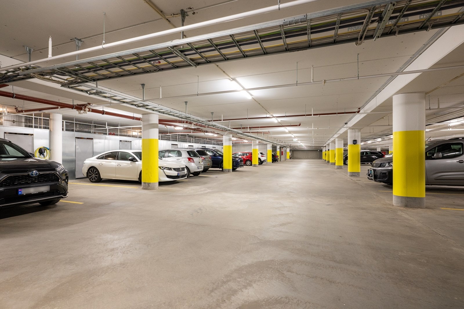 Det medfølger en parkeringsplass i parkerings kjeller, samt en bod. Galleribilde