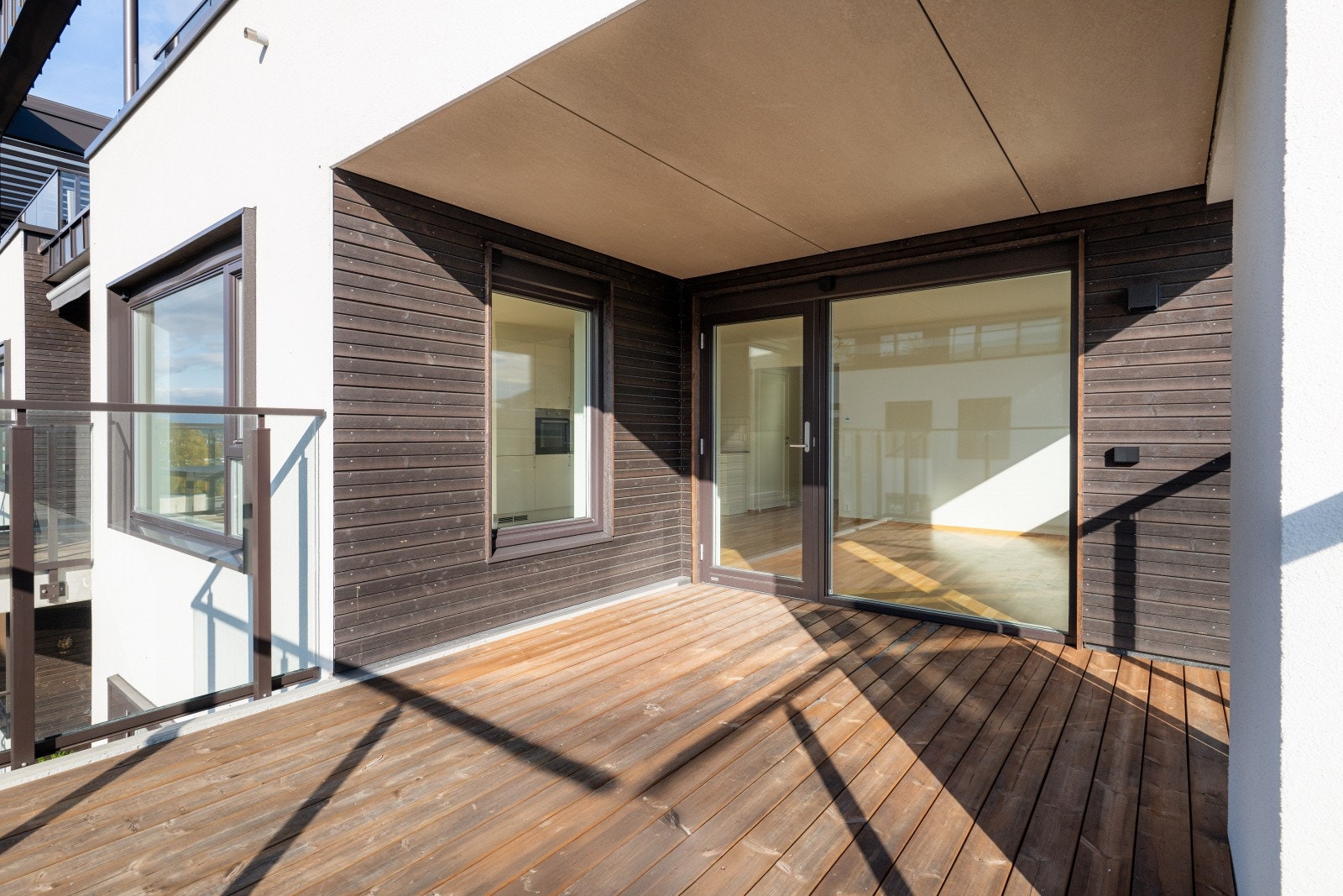 Balkongen er på 15 m2 og har gode solforhold, fint utsikt og god plass for utemøblement. Galleribilde