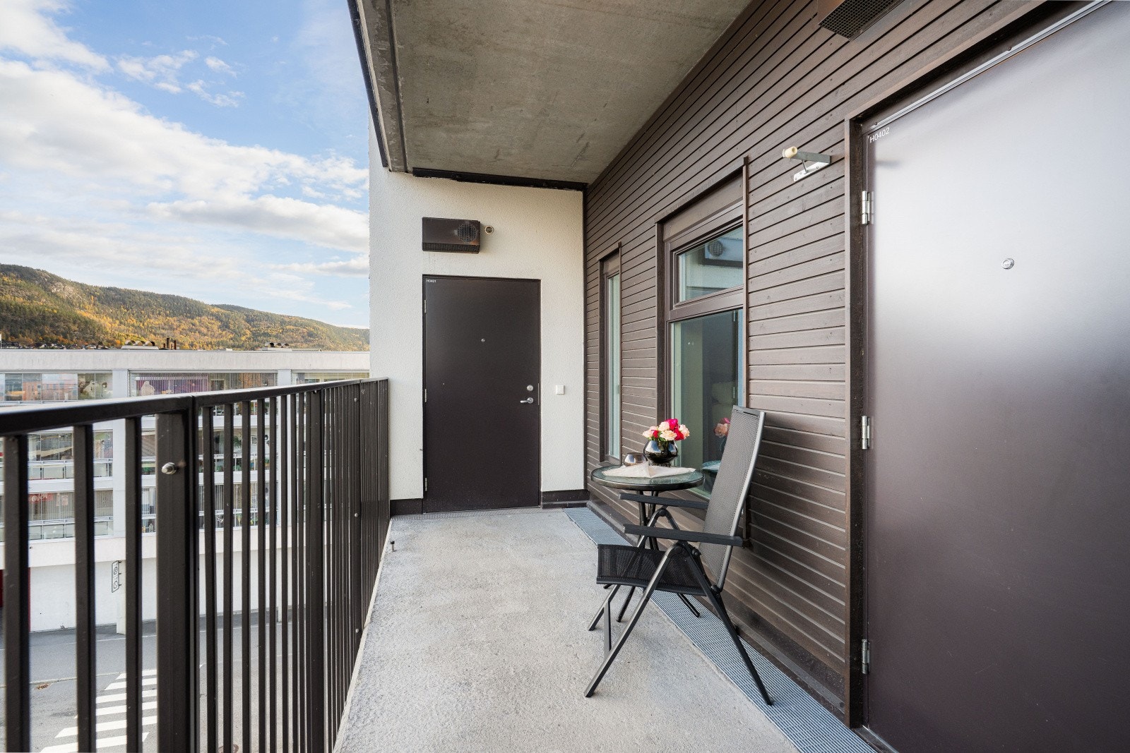 Det går heis fra parkeringskjeller til leilighetens etasjeplan. Galleribilde