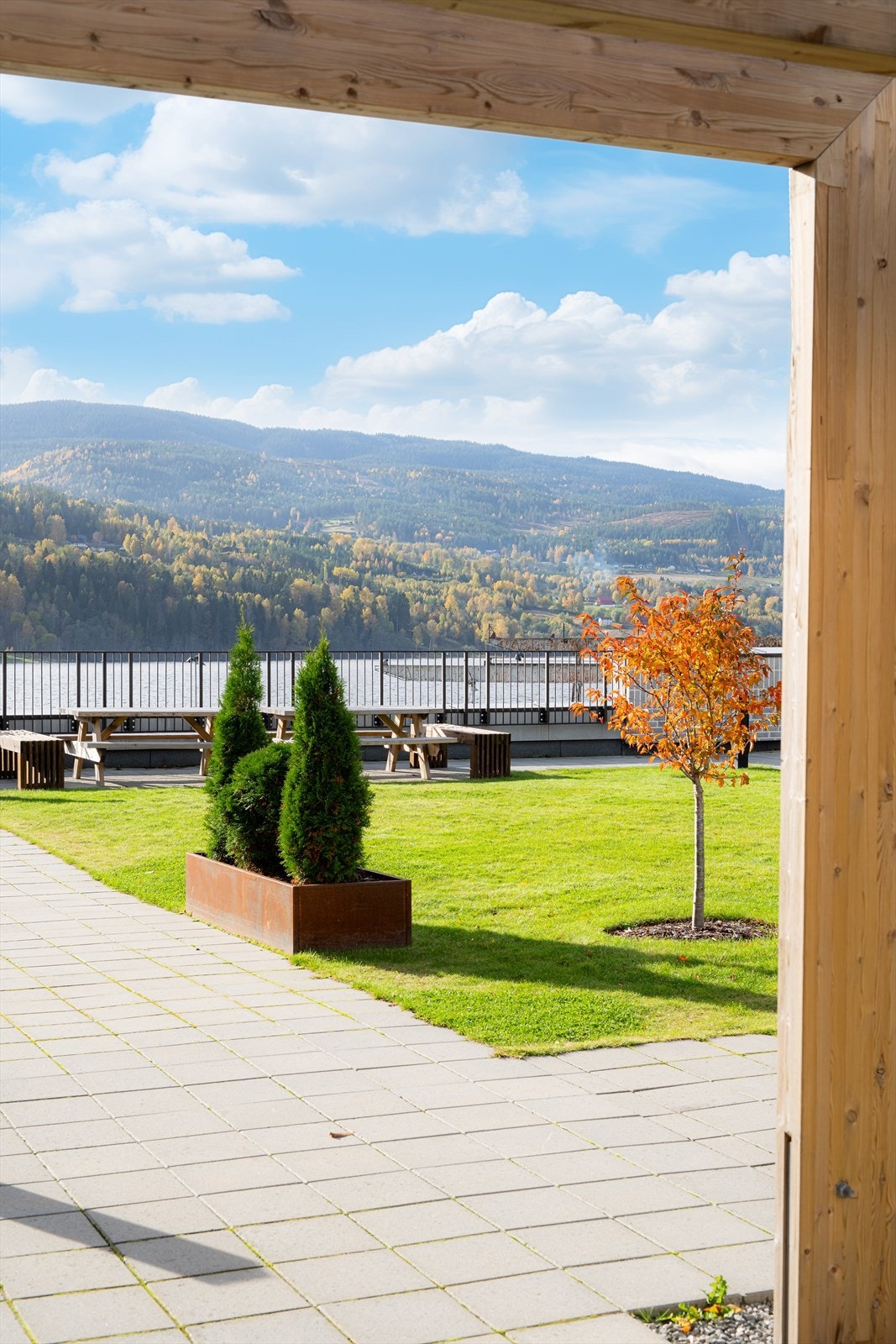 Vannfronten Park borettslag har et flott, felles uteområde som er opparbeidet som et parkanlegg med gangveier, plenarealer og lekeareal som er tilgjengelig for beboerne på Vannfronten Park. Galleribilde