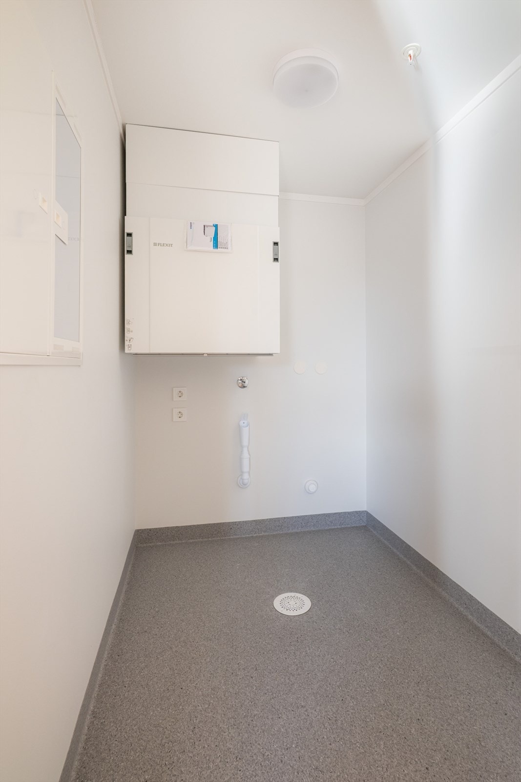 Vaskerom/teknisk rom med opplegg for vaskemaskin. Det er balansert ventilasjon. Galleribilde